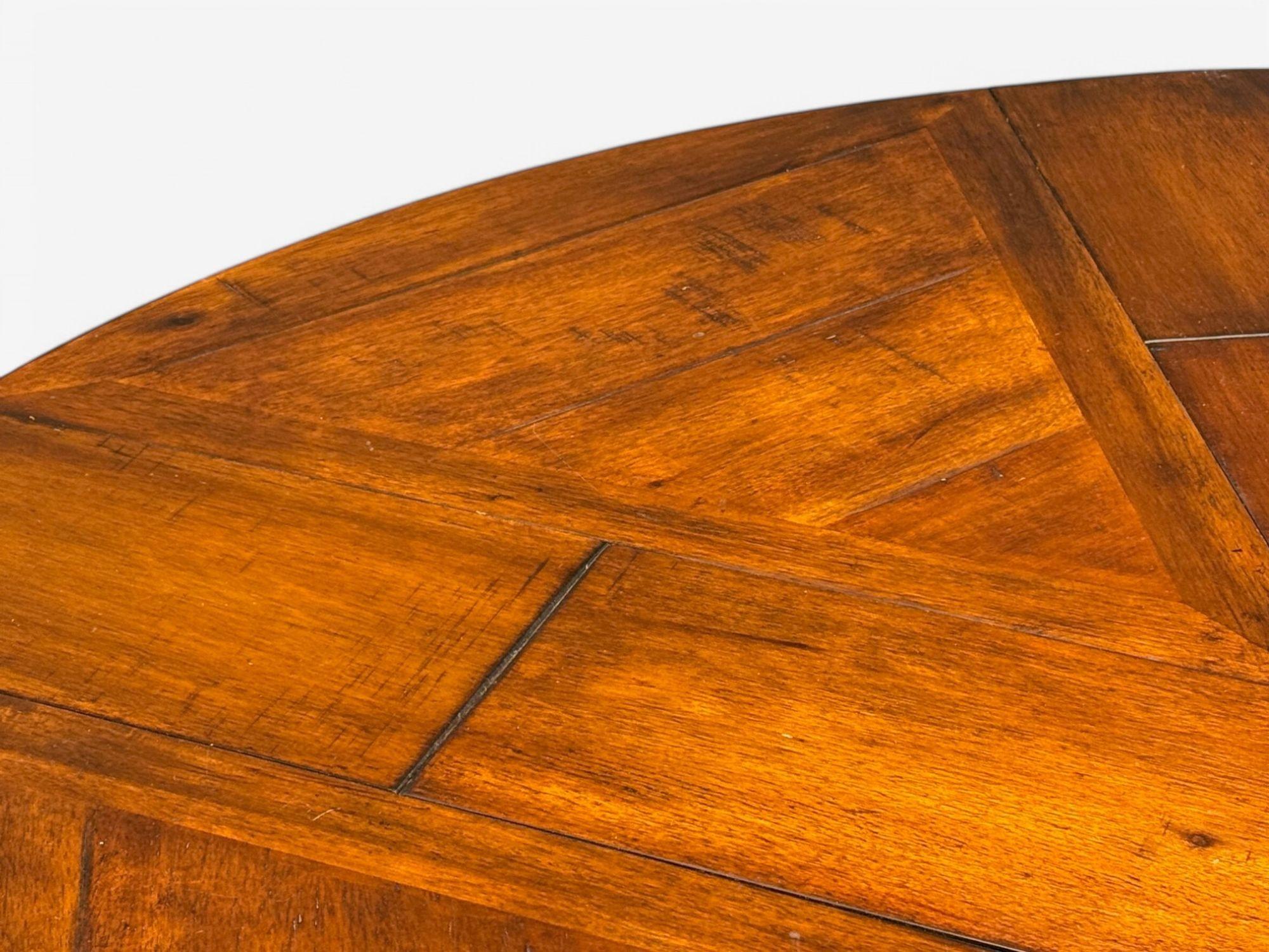 Farmhouse Style, Walnut, Jupe Round Dining Table, USA, 20th C. In Good Condition For Sale In Manhasset, NY