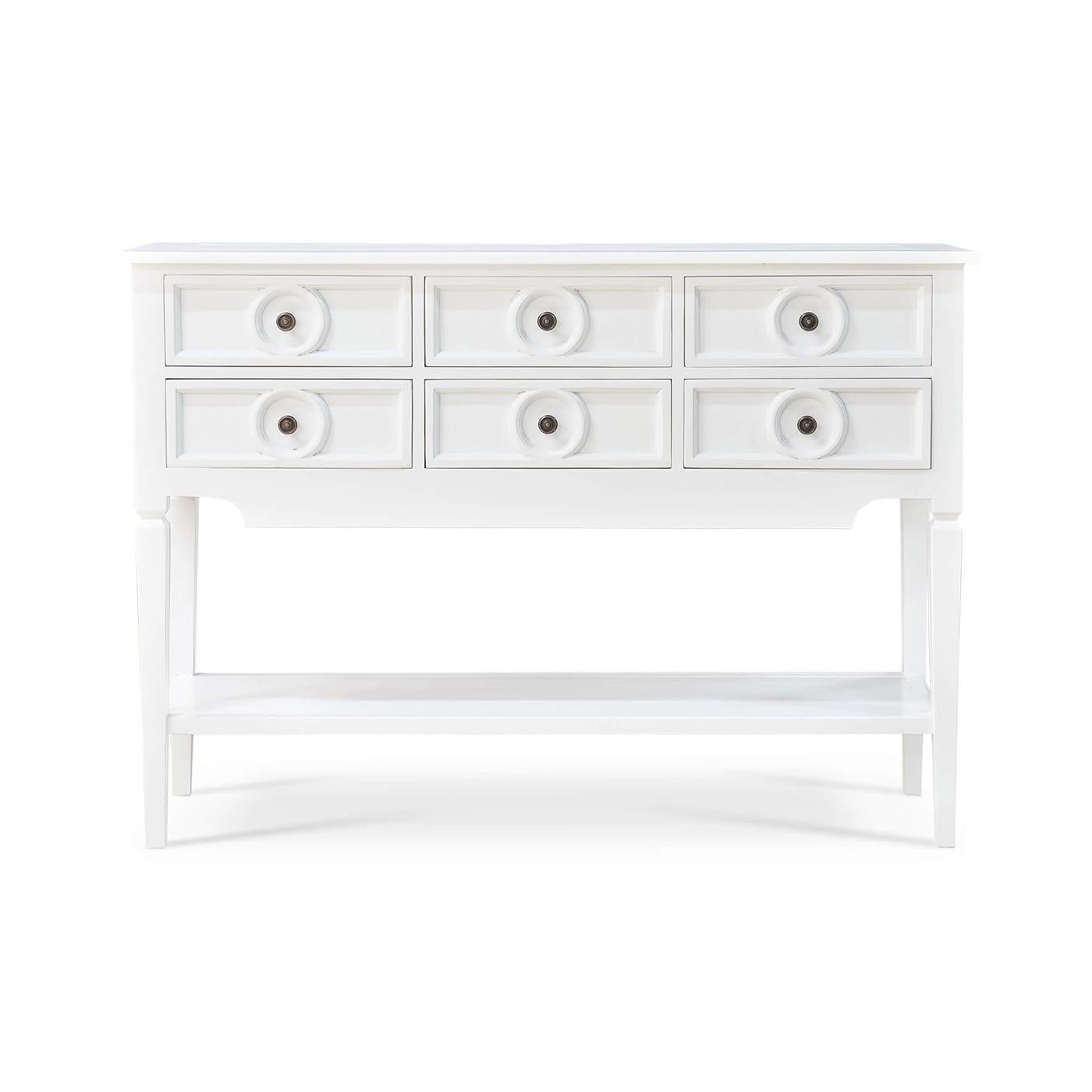 Questo splendido pezzo combina un fascino rustico europeo con una pratica funzionalità, rendendolo il centro perfetto per la tua sala da pranzo o il tuo soggiorno. La finitura architettonica verniciata di bianco e gli elementi di design classico