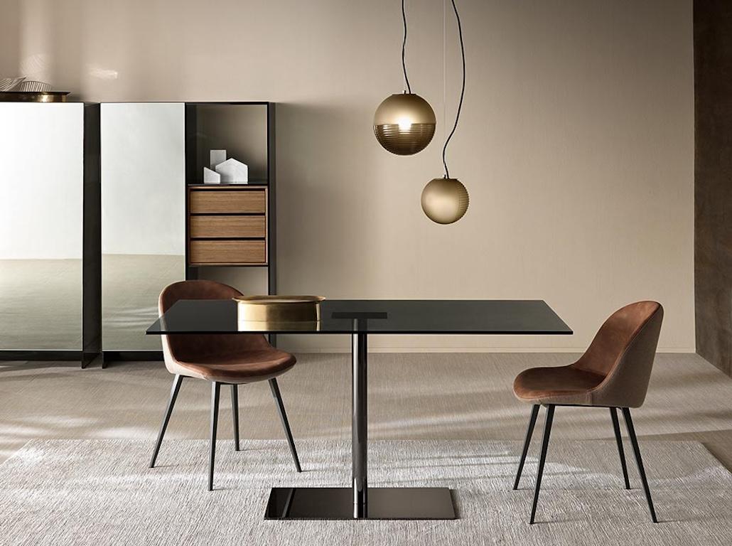 Conceived by architect and designer Giovanni Tommaso Garattoni, the Farneinte table is made of a metal chrome base and a top in tempered glass. 
This designer table is available in square, round and rectangular version, with transparent, extra clear