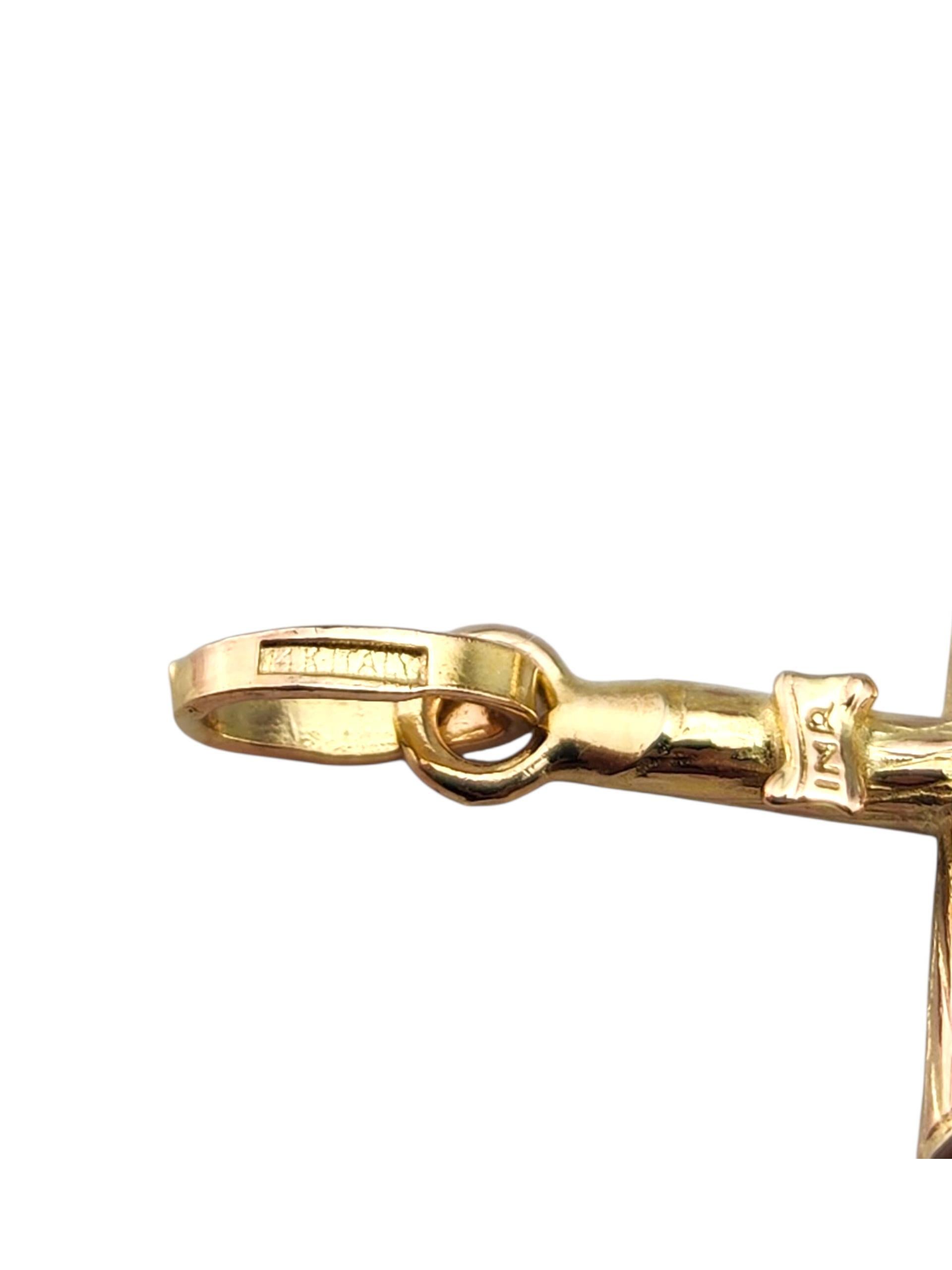Faro Pendentif Crucifix en or jaune 14 carats #23290 en vente 2