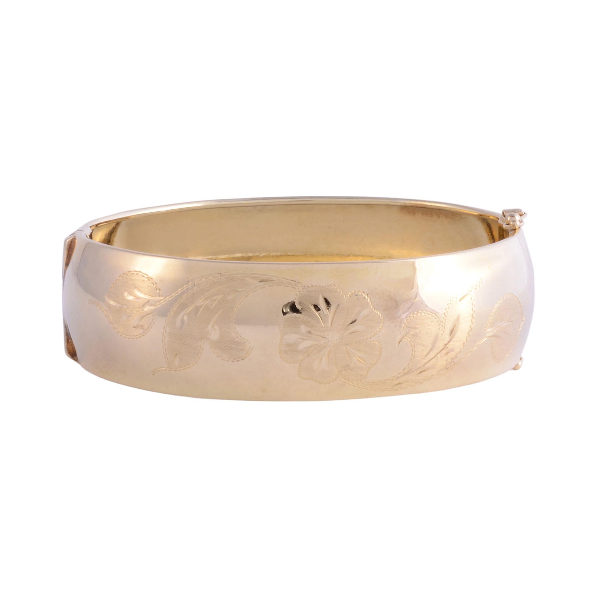 Vintage Italian Faro 14K hand engraved bracelet, circa 1950. This 14 karat gold bracelet is hand engraved and marked Faro Italy. This vintage Faro bracelet is in excellent condition. [KIMH 523]

Dimensions
19.75mm W; 28 grams; 7.5″