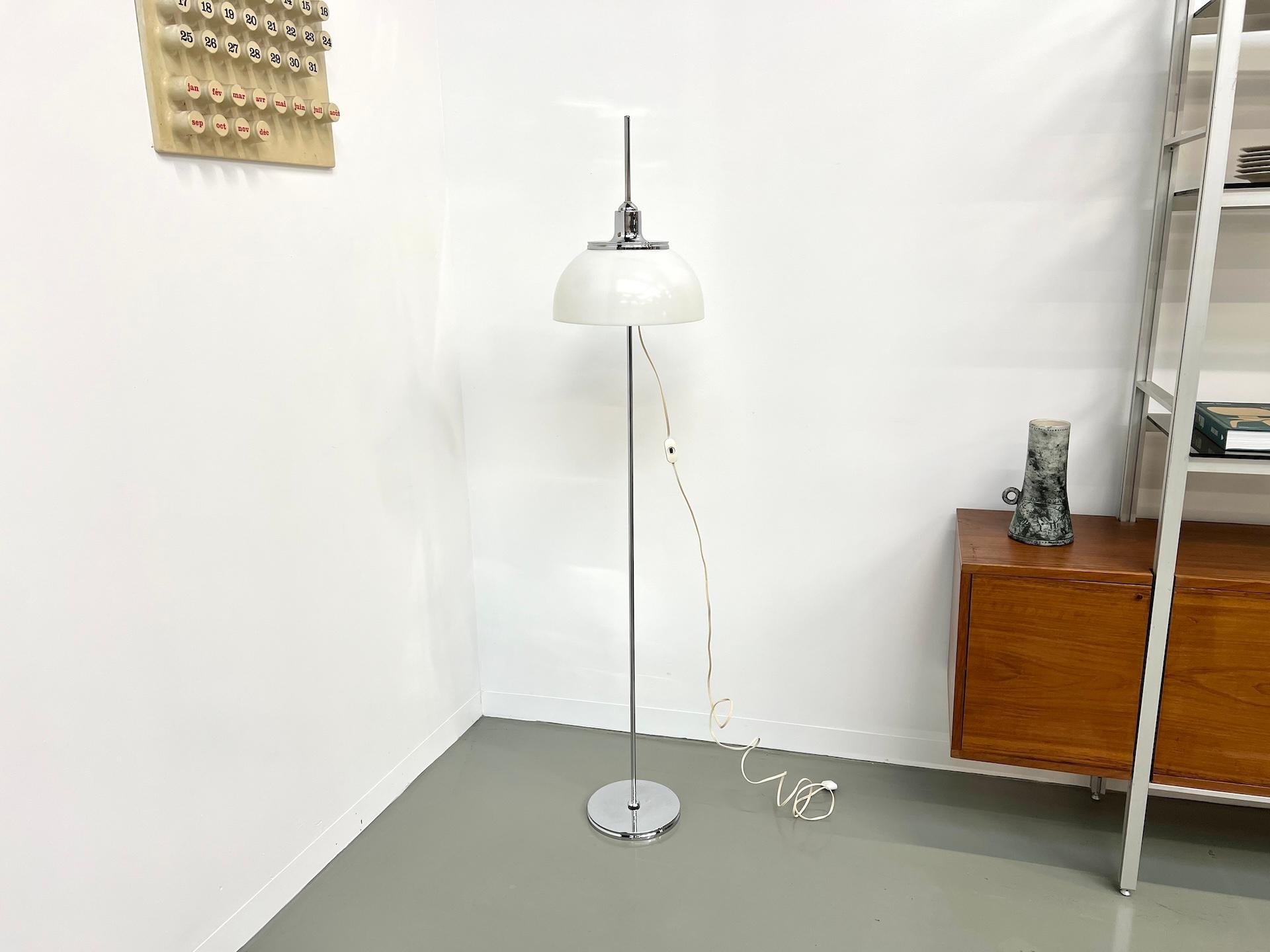 Un'iconica lampada da terra di design in bellissime condizioni vintage. Funziona con due lampadine con base E14.

Dimensioni: H133 X Diametro 33 cm

Lavora in Europa e negli Stati Uniti