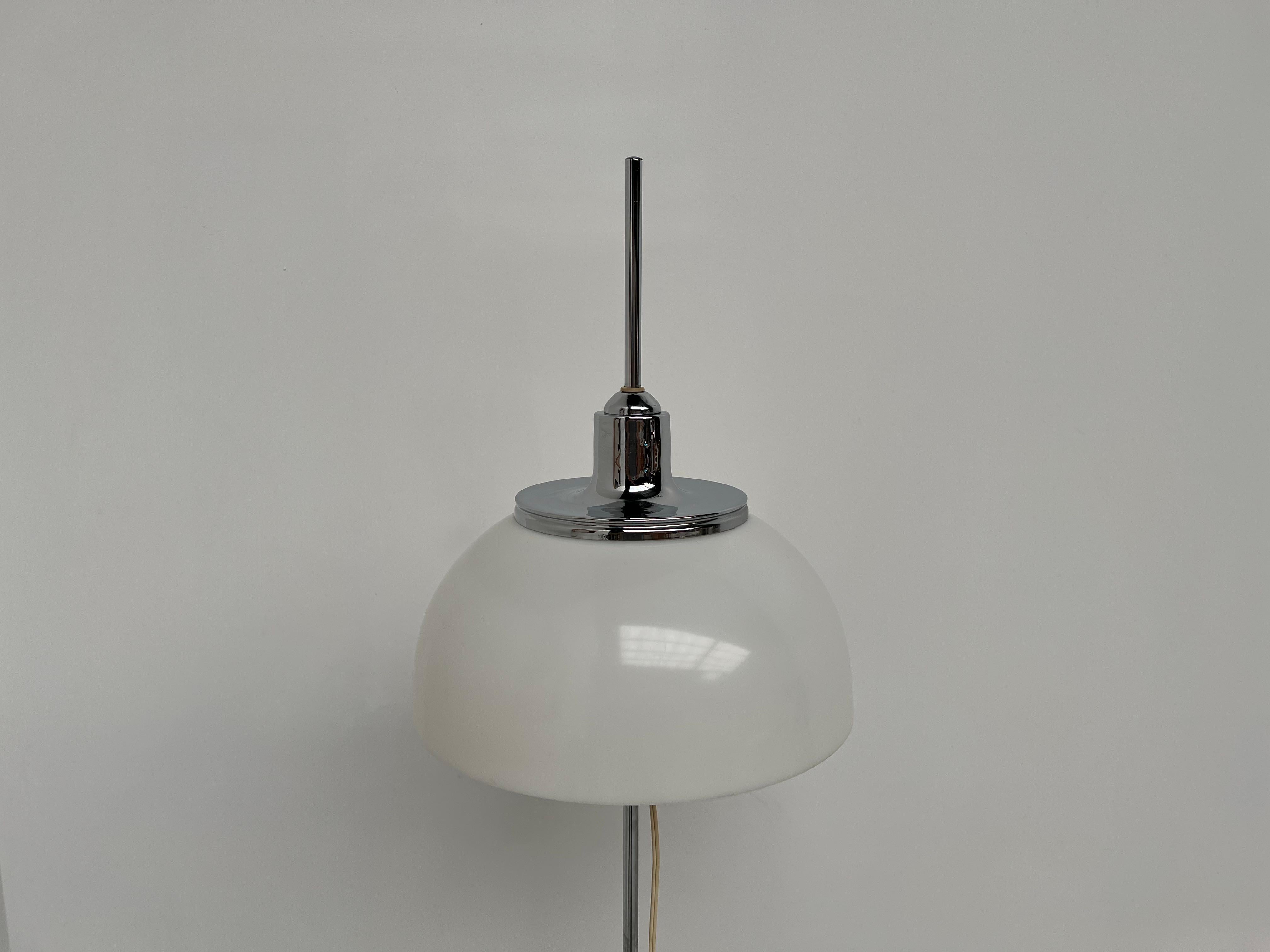 Stehlampe „Faro“ von Harvey Guzzini (Ende des 20. Jahrhunderts) im Angebot