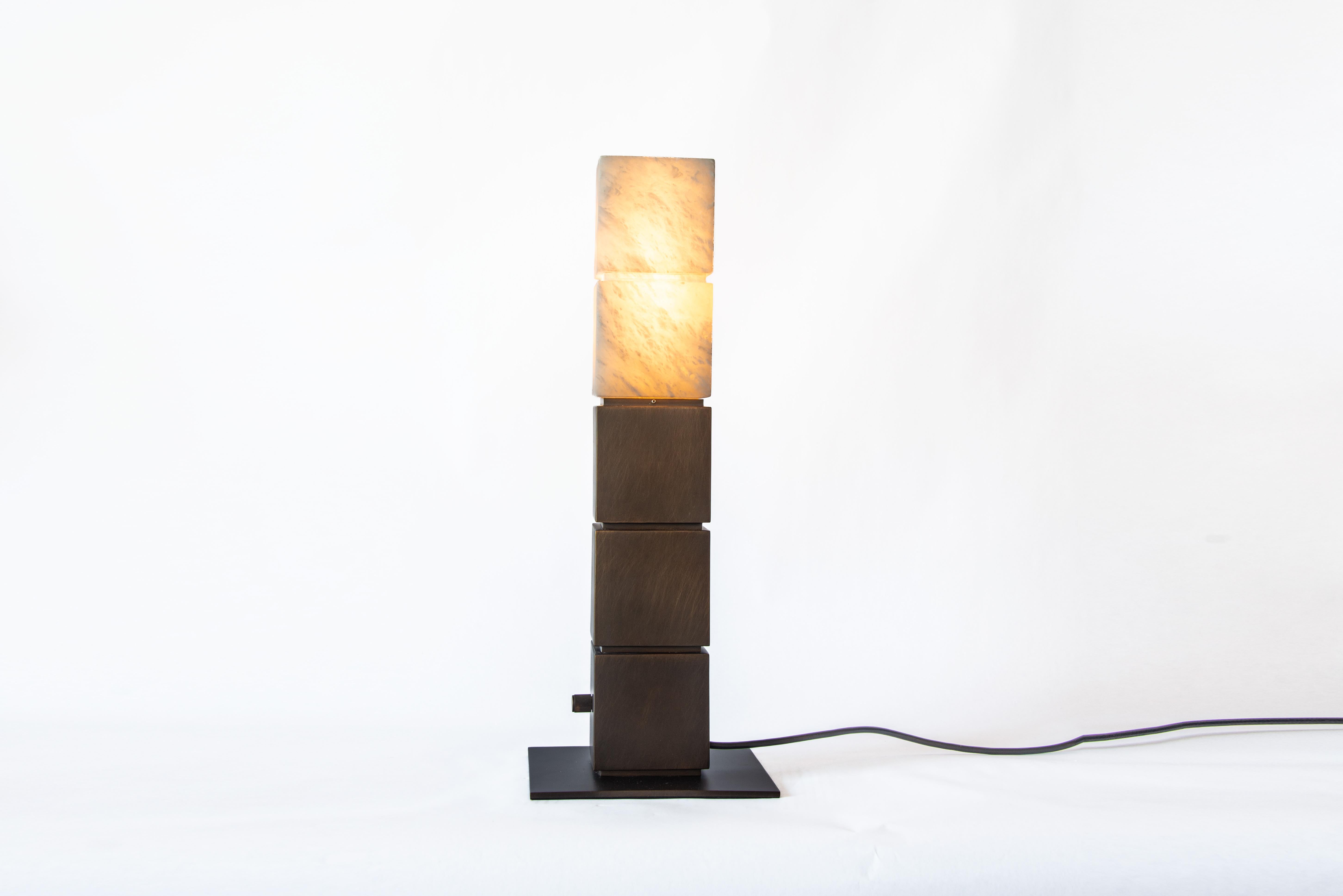Un totem en albâtre naturel sculpté surmontant une torchère en bronze massif huilé.


Les modèles de la collection sont fabriqués individuellement à la main par les artisans qualifiés de notre atelier. Des versions personnalisées adaptées à un