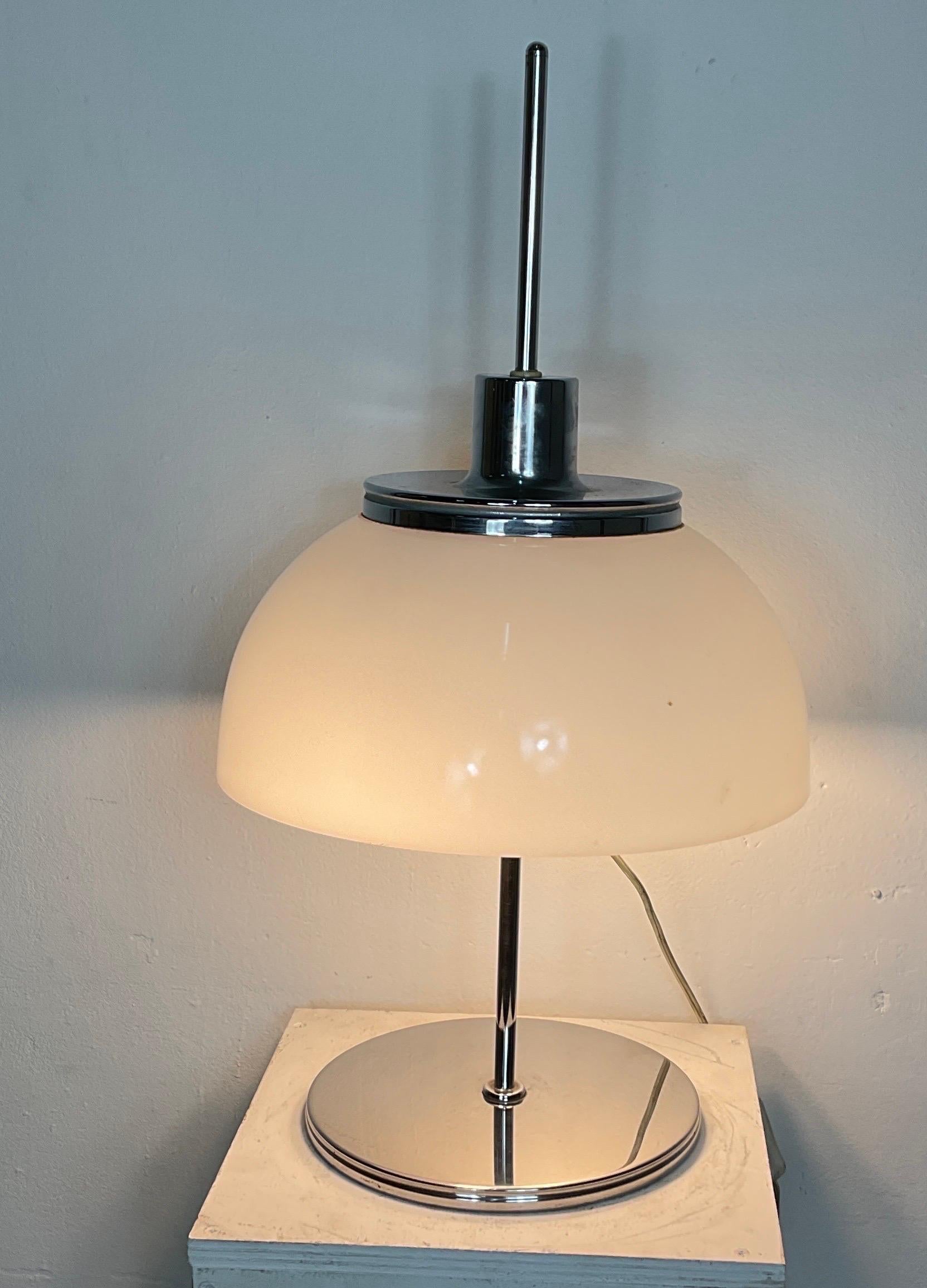 italien Harvey Guzzini lampe de table Faro en vente