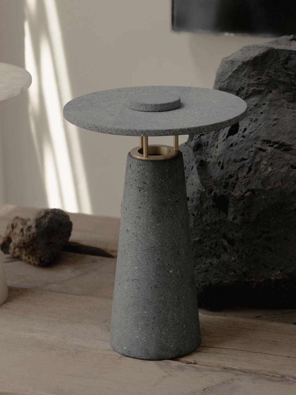 Faro tischlampe aus vulkanischem stein und messing von Nuumbra
Abmessungen: Ø 30 x H 43 cm. 
MATERIALIEN: Vulkanisches Gestein und Messing.

Erhältlich in Vulkangestein und Messing oder in Onyx und Messing. Preise können abweichen. Alle unsere