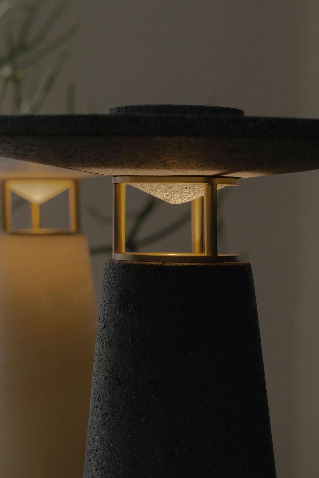 Faro tischlampe aus vulkanischem stein und messing von Nuumbra (Moderne) im Angebot