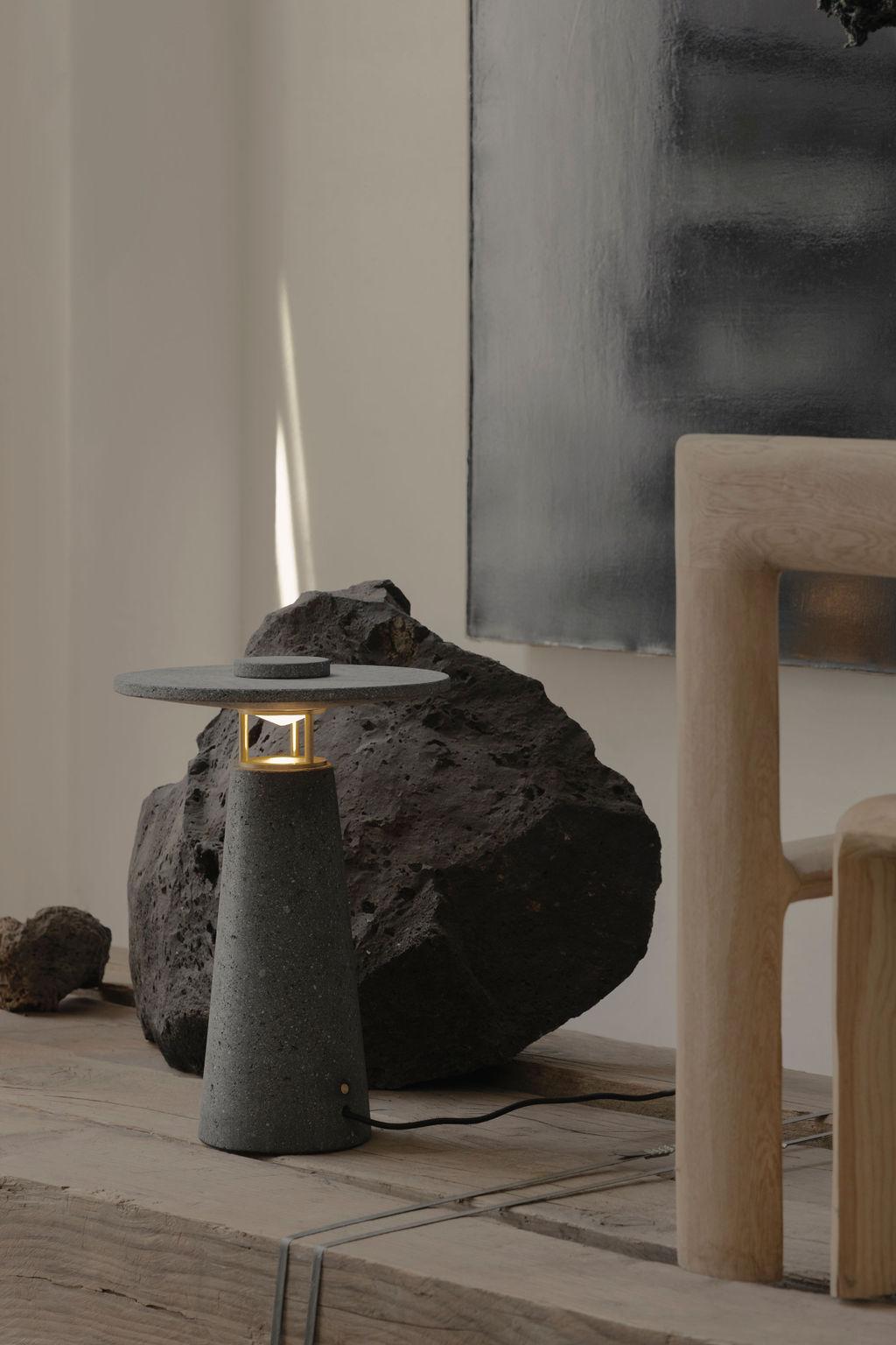 Faro tischlampe aus vulkanischem stein und messing von Nuumbra (Mexikanisch) im Angebot