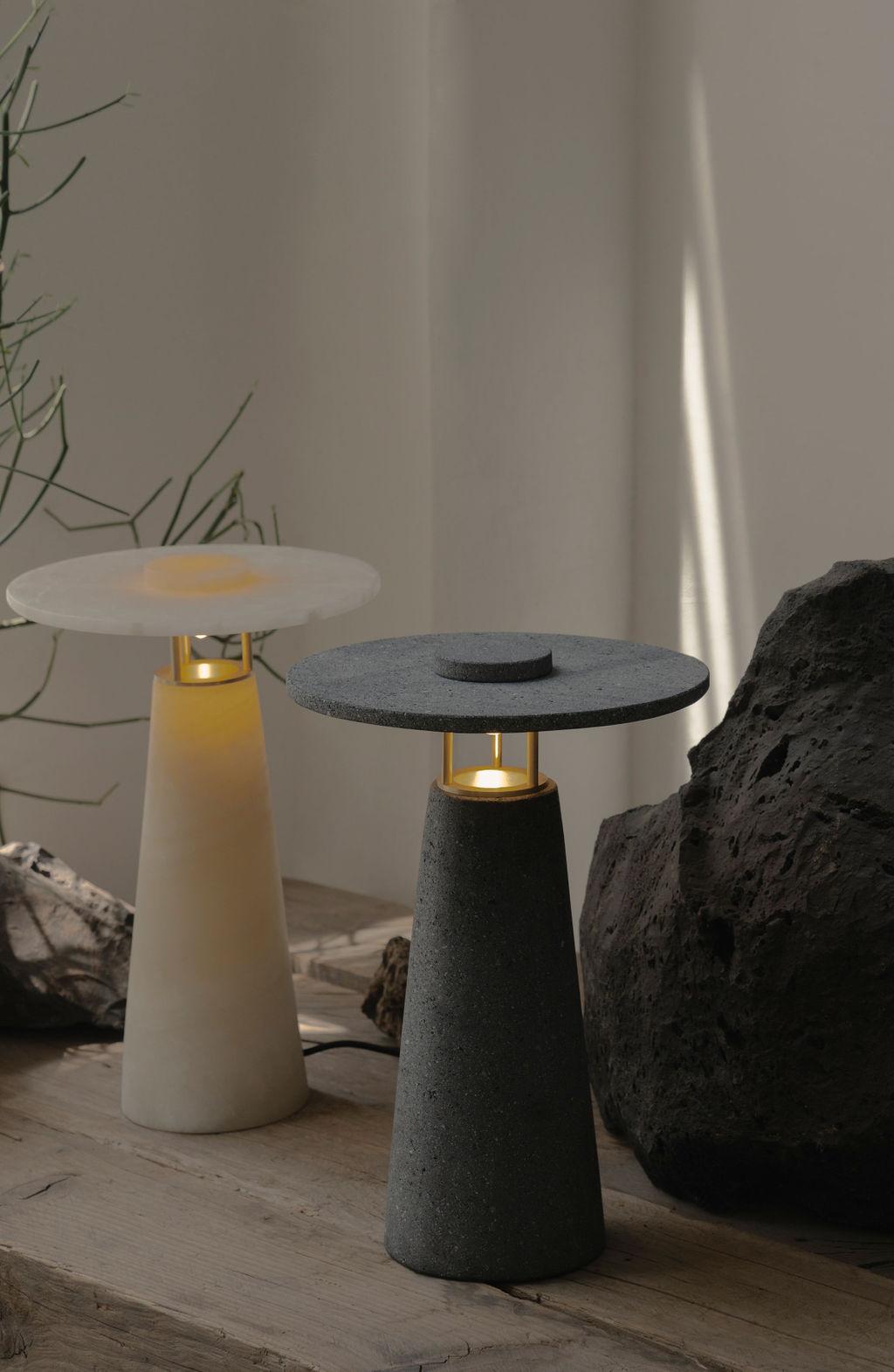 Faro tischlampe aus vulkanischem stein und messing von Nuumbra (Sonstiges) im Angebot