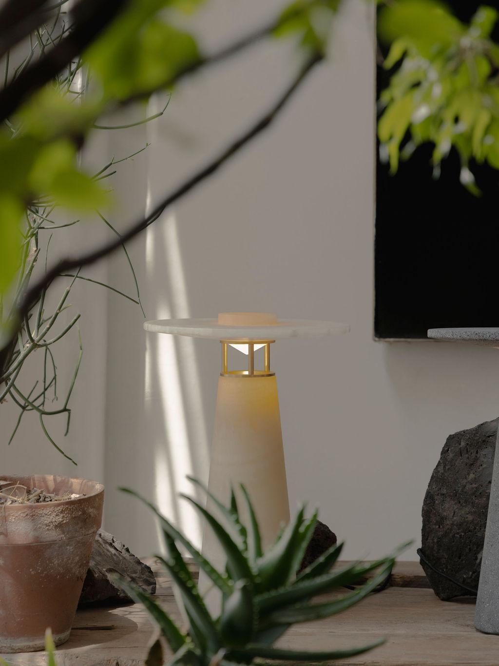 Faro tischlampe aus vulkanischem stein und messing von Nuumbra im Zustand „Neu“ im Angebot in Geneve, CH