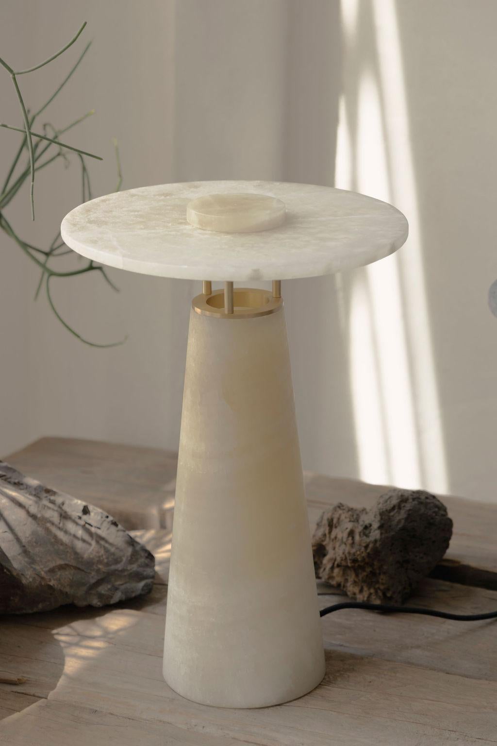 Faro tischlampe aus vulkanischem stein und messing von Nuumbra (21. Jahrhundert und zeitgenössisch) im Angebot