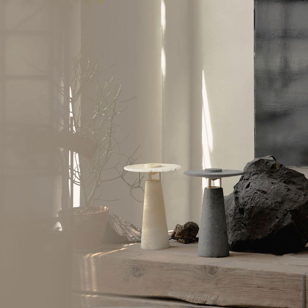 Faro tischlampe aus vulkanischem stein und messing von Nuumbra (Messing) im Angebot