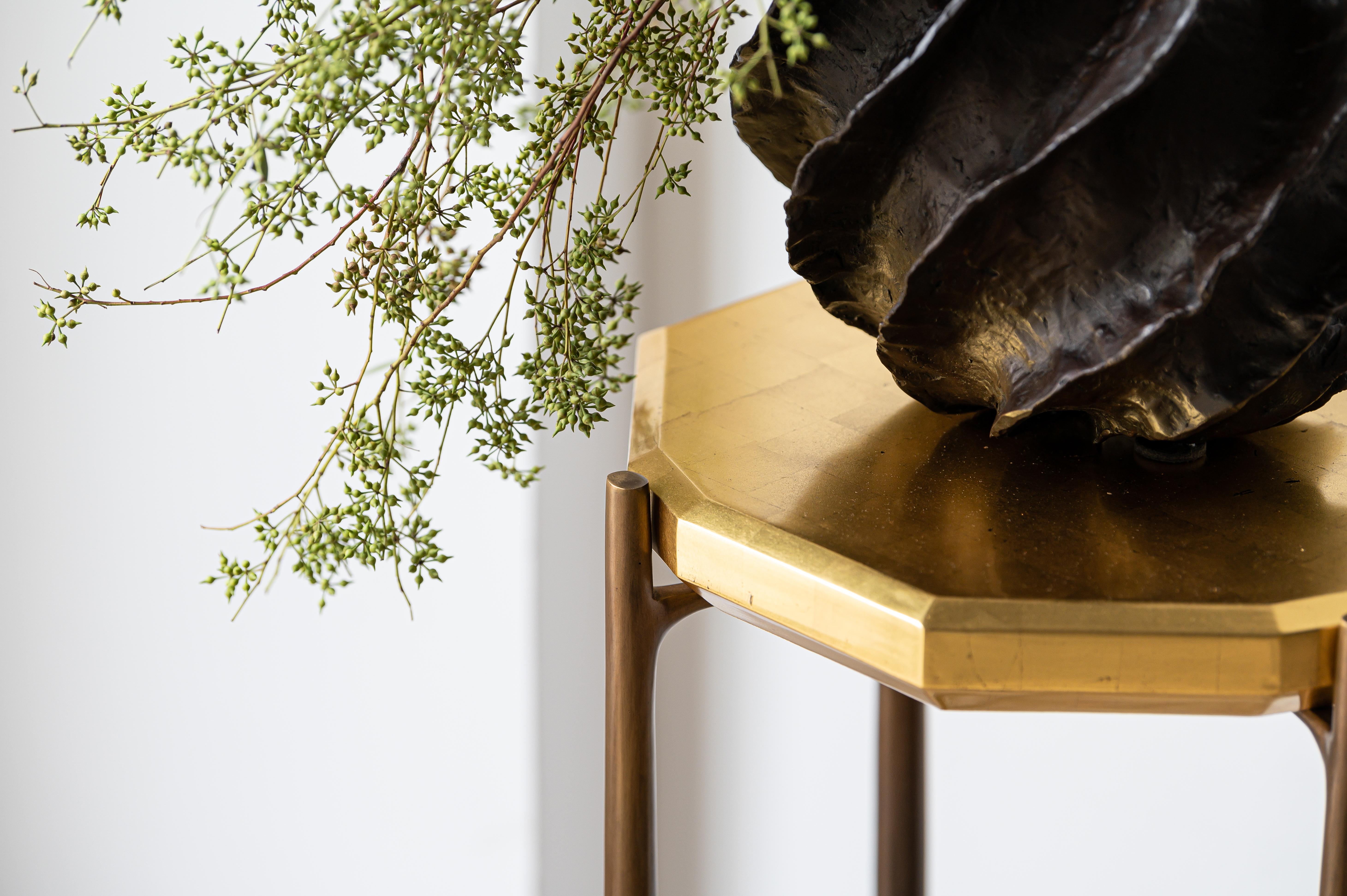 Faroh-Beistelltisch aus Bronzeguss und Blattgold von Elan Atelier (Moderne) im Angebot