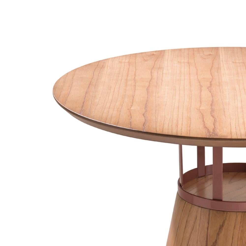 Fait main Table de salle à manger ronde Farol à base conique en stratifié de bois de canneberge et détails en métal en vente