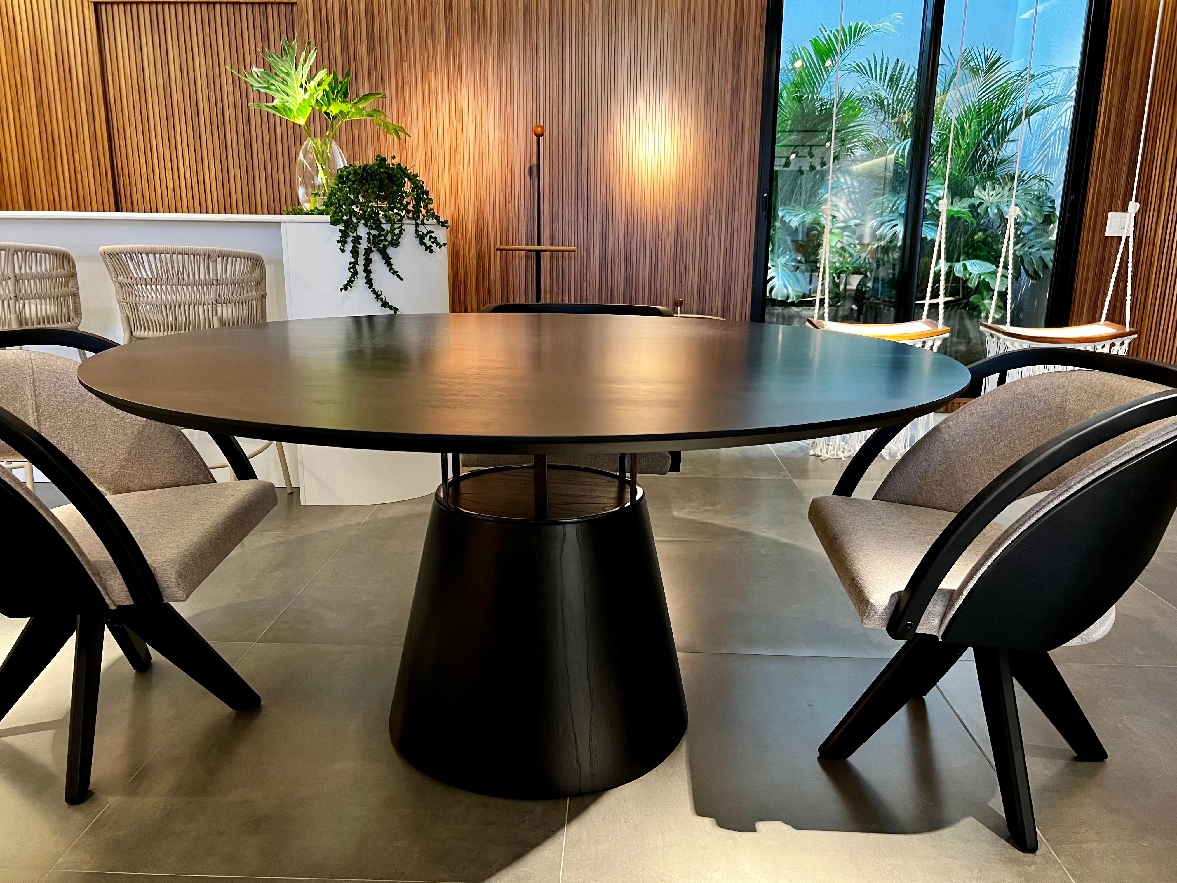 XXIe siècle et contemporain Table de salle à manger ronde Farol à base conique en stratifié de bois de canneberge et détails en métal en vente