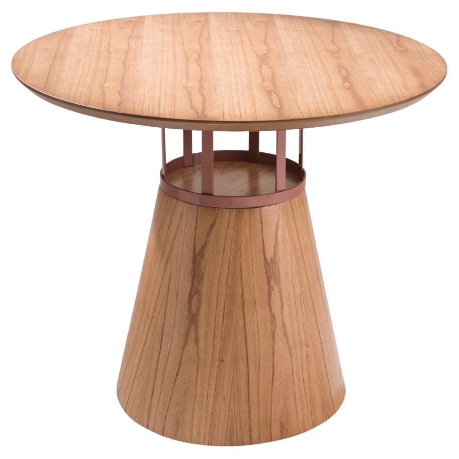 Tavolo da pranzo rotondo "Farol" con base a cono in laminato di legno color cannella e dettagli in metallo