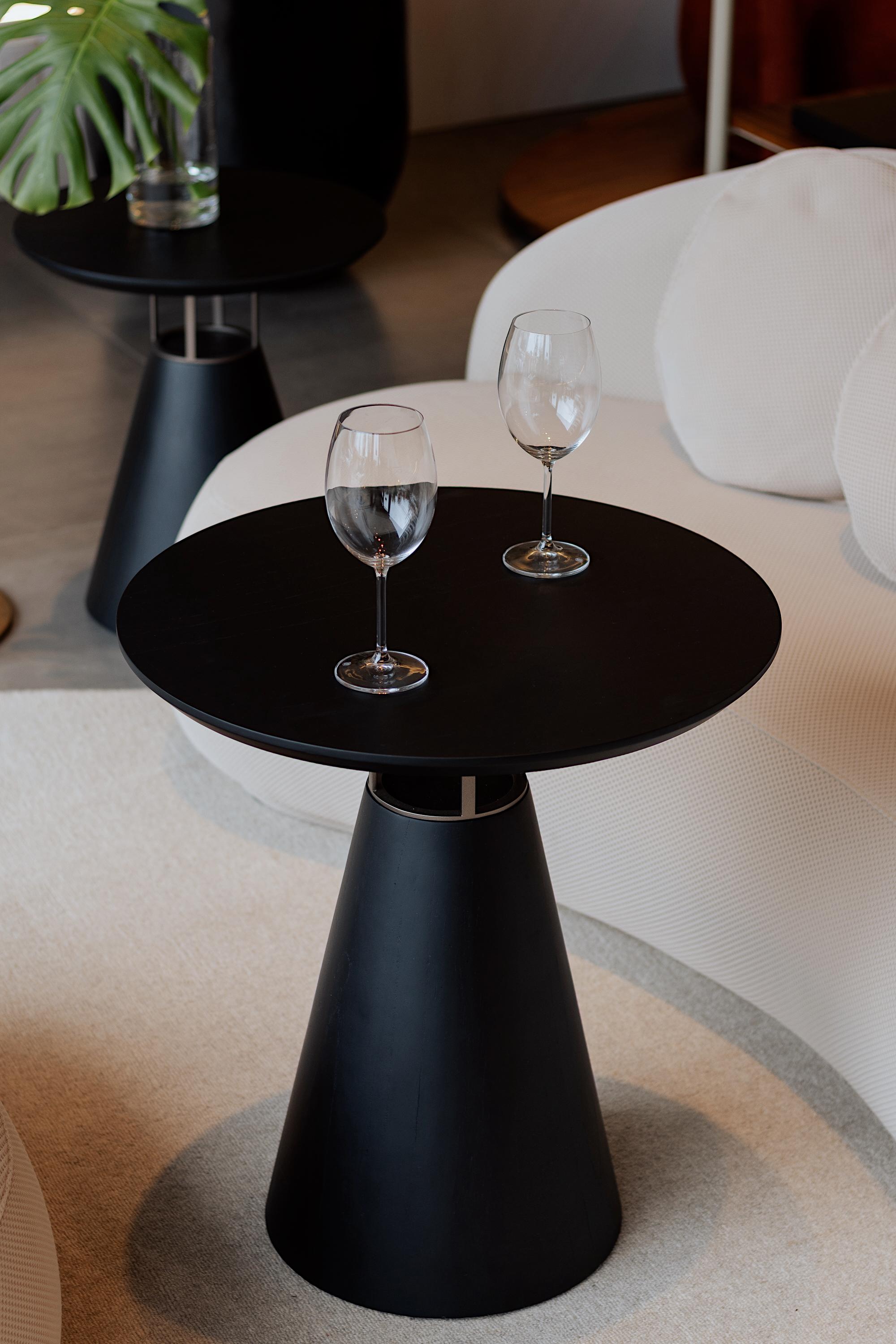 Table d'appoint Farol base cône en stratifié de bois doré Neuf - En vente à Centro, RS