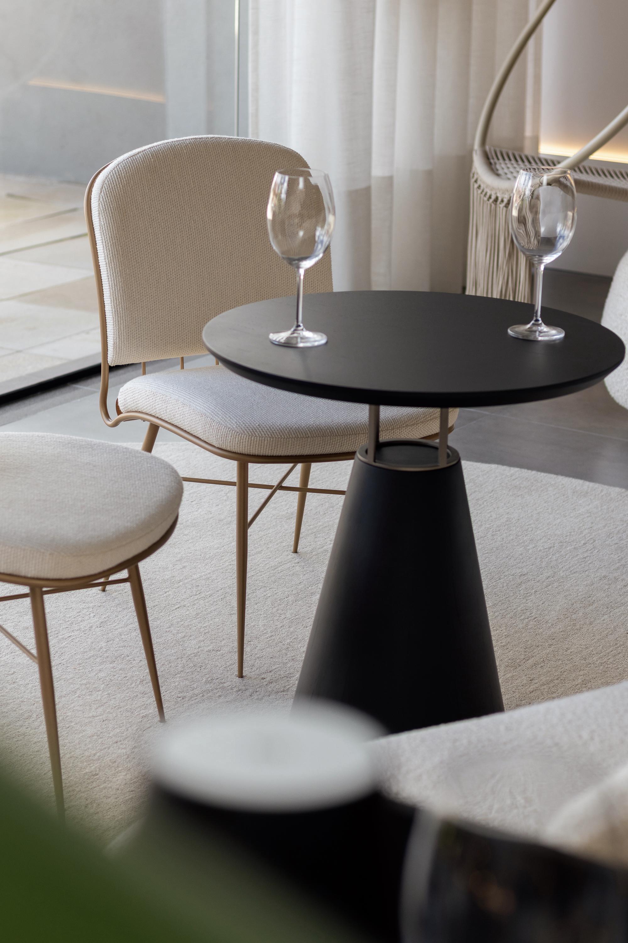 Métal Table d'appoint Farol base cône en stratifié de bois doré en vente