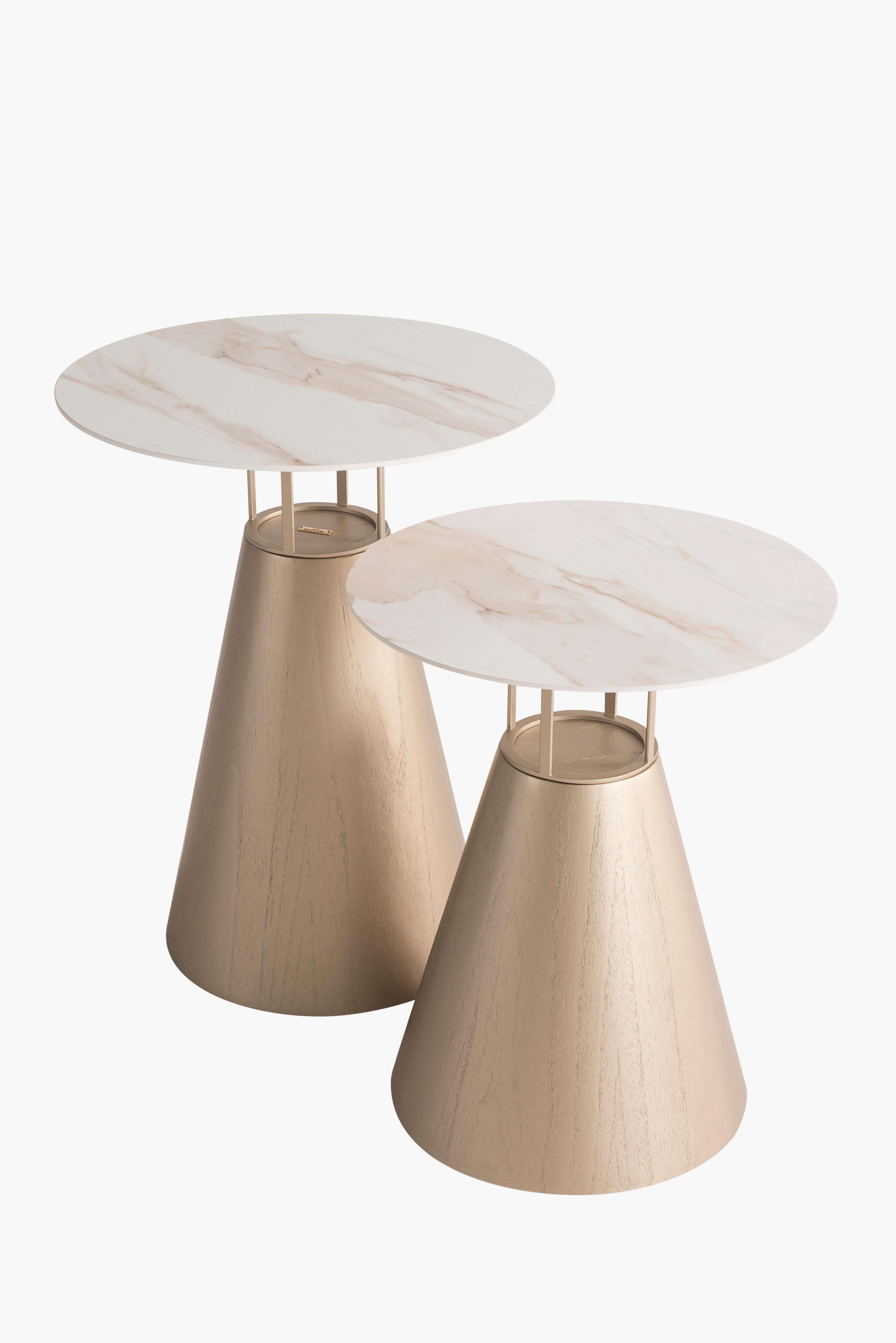 Table d'appoint en MDF revêtu d'un vernis naturel.  lame en bois peinte en or mat. Support en acier au carbone recouvert d'une peinture automobile de la même couleur. Plateau rond de 500 mm de diamètre. Plan de travail en marbre technologique