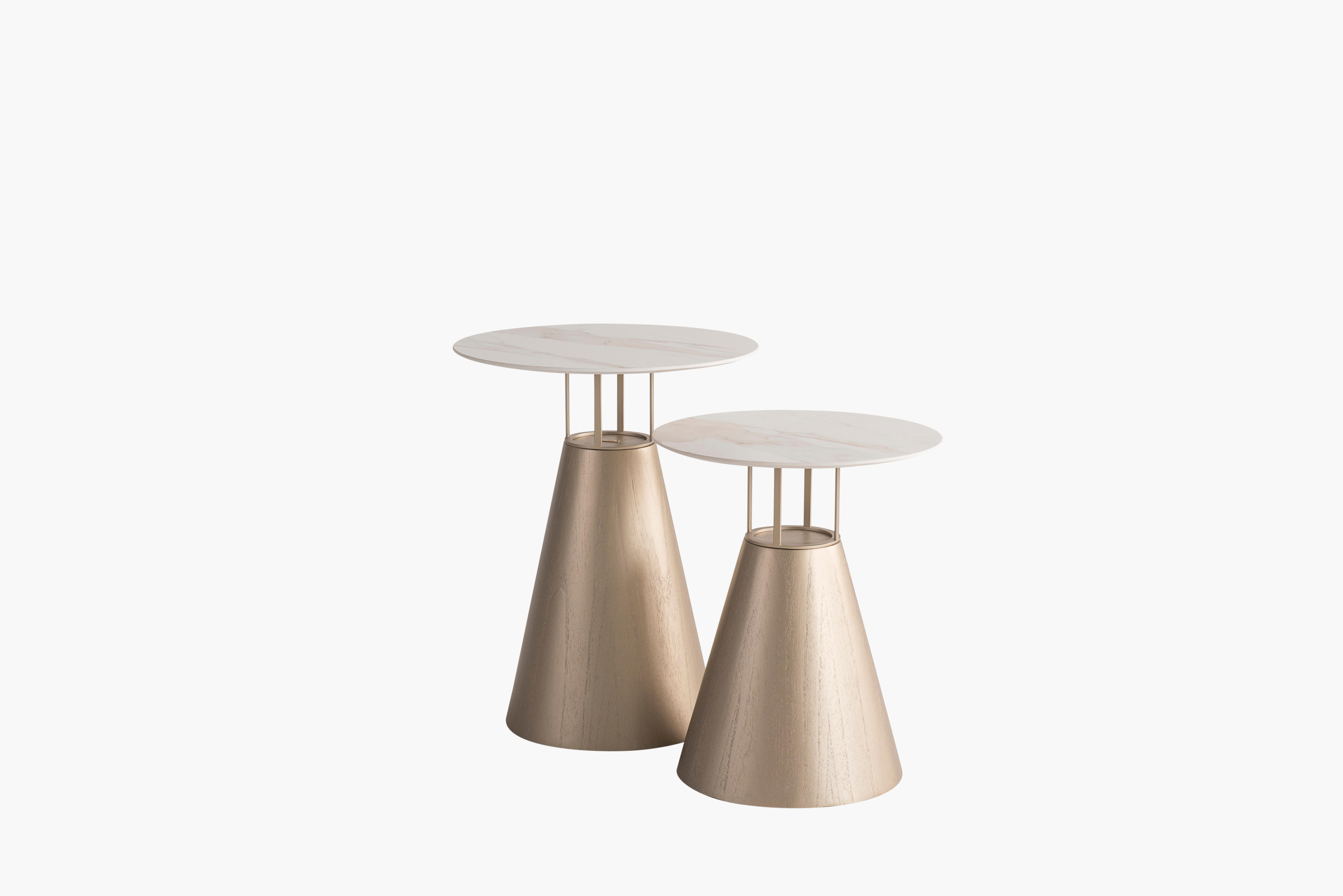 Moderne Table d'appoint Farol, base conique en bois doré et plateau en stratifié Calacata en stratifié en vente