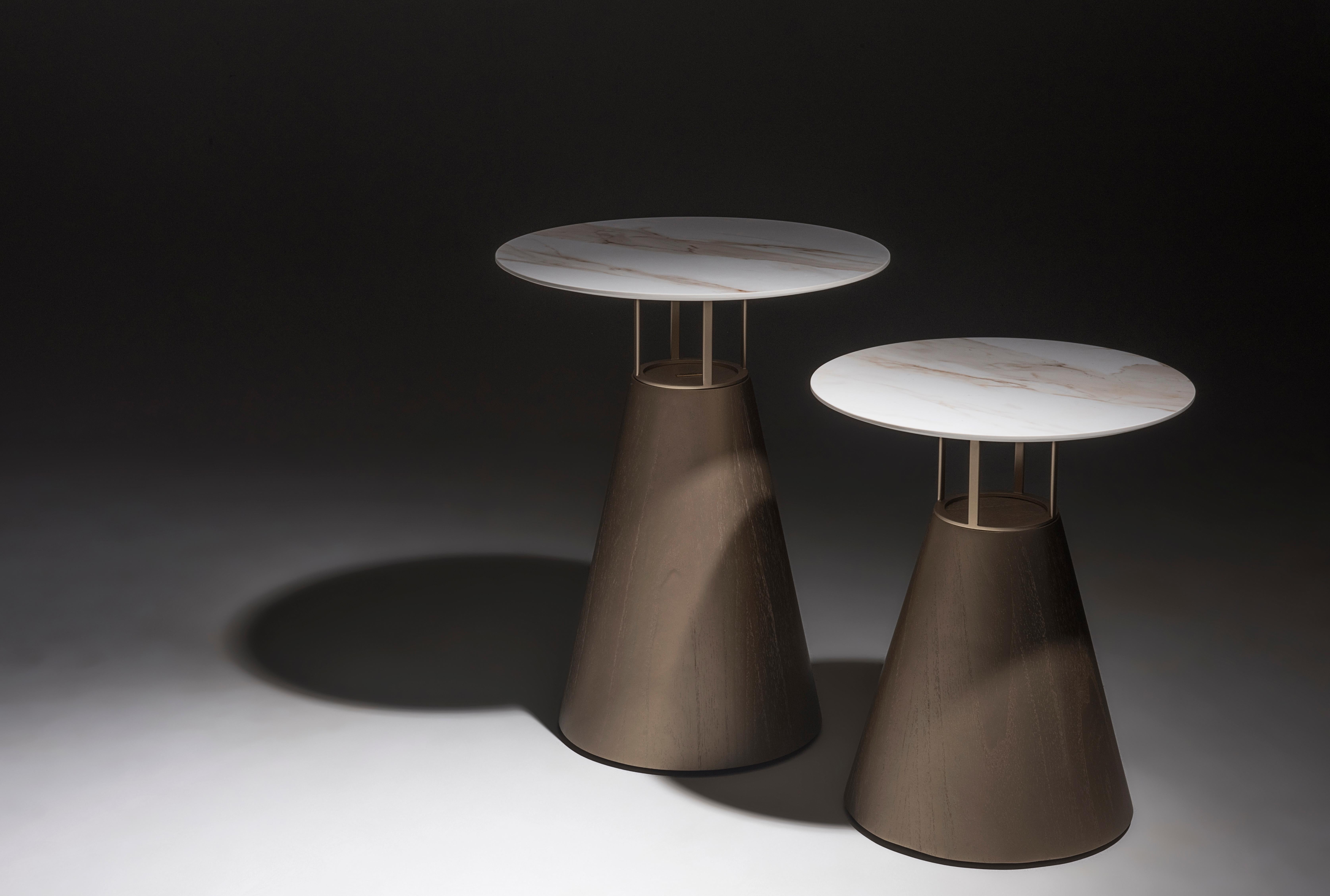 Fait main Table d'appoint Farol, base conique en bois doré et plateau en stratifié Calacata en stratifié en vente