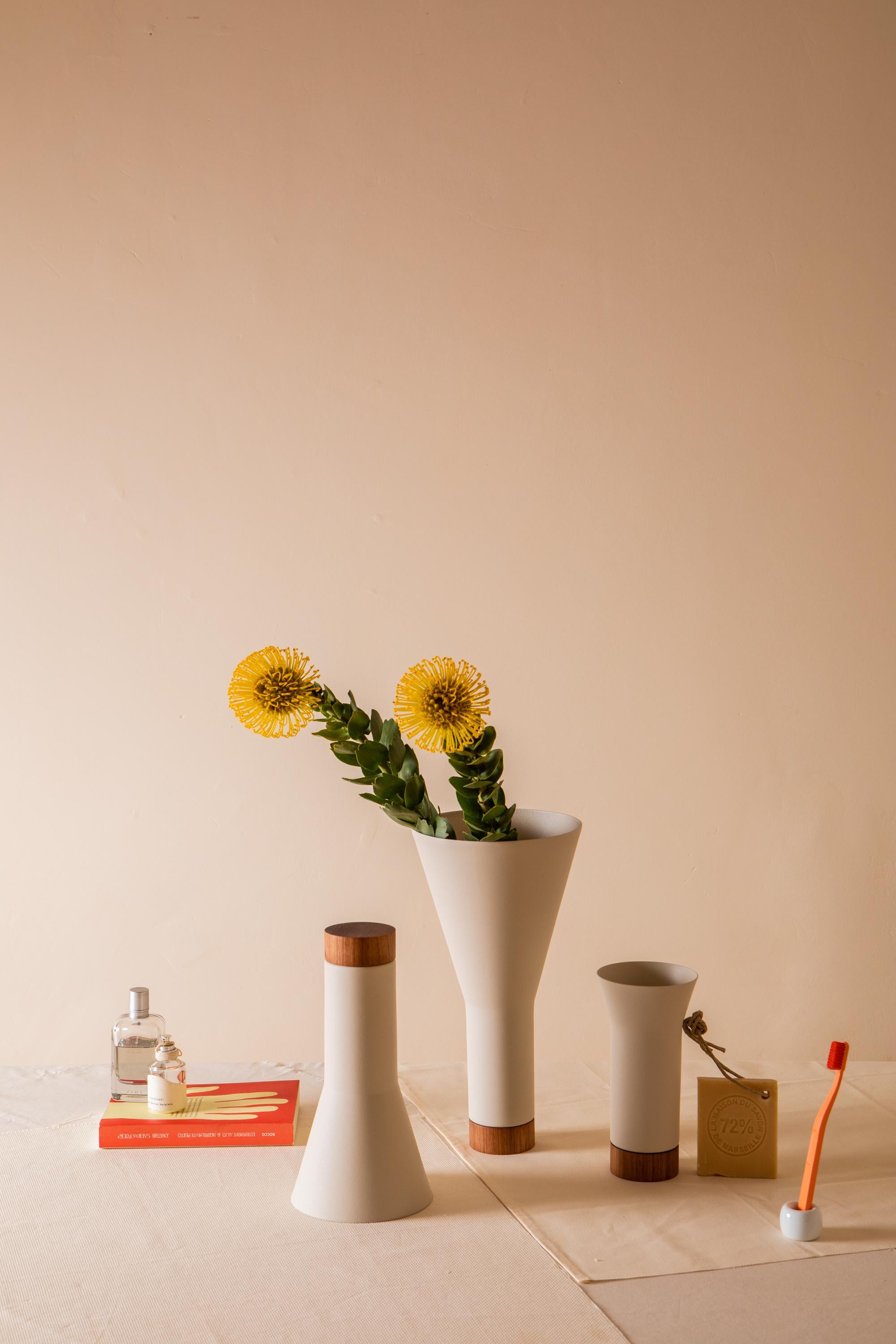 Farol ist eine Linie, die aus drei Vasen besteht, die einzeln oder als Set, für Blumenarrangements oder als dekorative Elemente verwendet werden können. Die Öffnung jeder Vase hat eine andere Höhe und einen anderen Durchmesser, so dass drei
