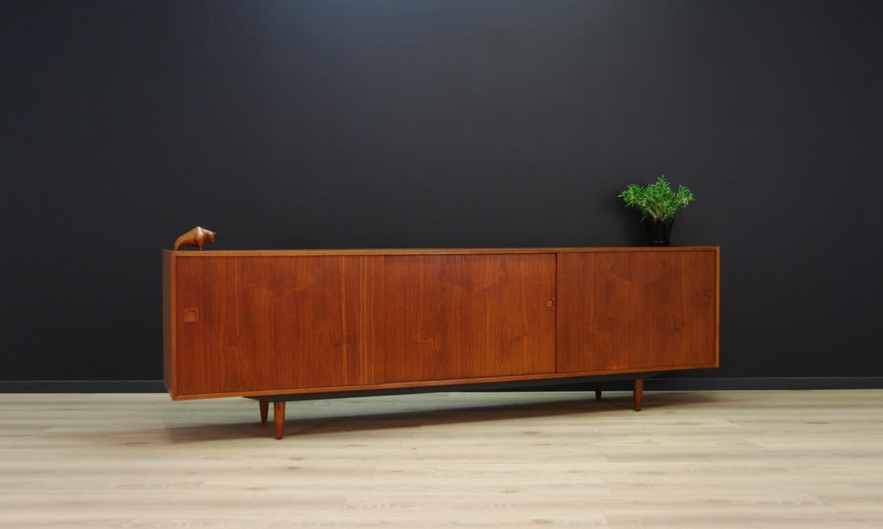 Fantastic sideboard from the 1960s-1970s, Danish design produced in Farsø Møbelfabrik. Furniture veneered with teak. In the right section behind the sliding door there are four usable drawers. Preserved in good condition (small bruises and
