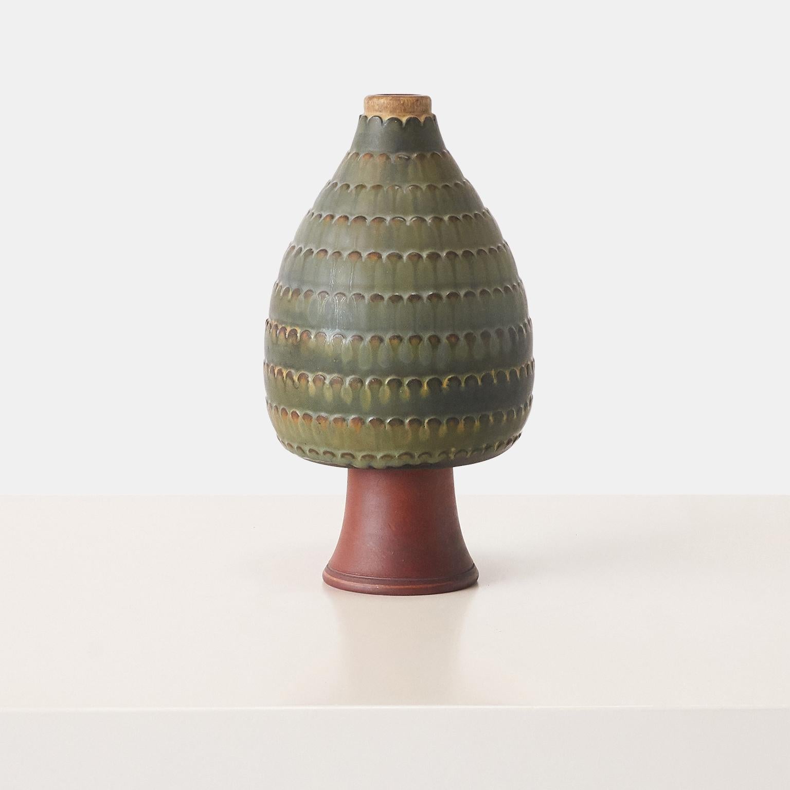 Un vase en grès émaillé, signature incisée et marque de studio sur le dessous : [Farsta Kage Studio].