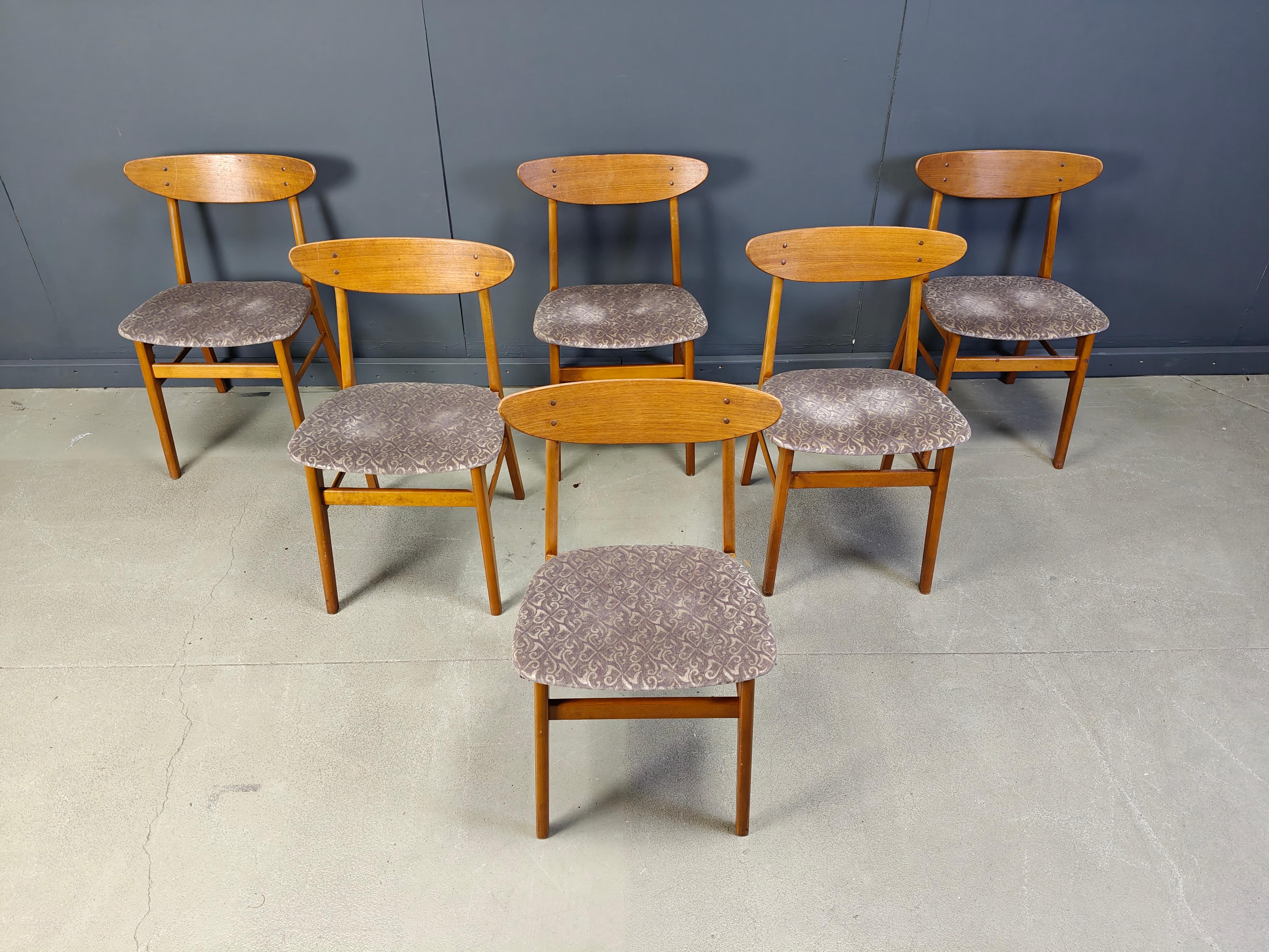 
Scandinavian dining chairs by Farstrup mobler with elegantly shaped wooden frames and their ogirinal fabric seats.

The chairs can be reupholstered uppon request

1960s - Denmark

Good condition

Dimensions
Height: 78cm
Width: 47cm
Depth: 50cm
Seat