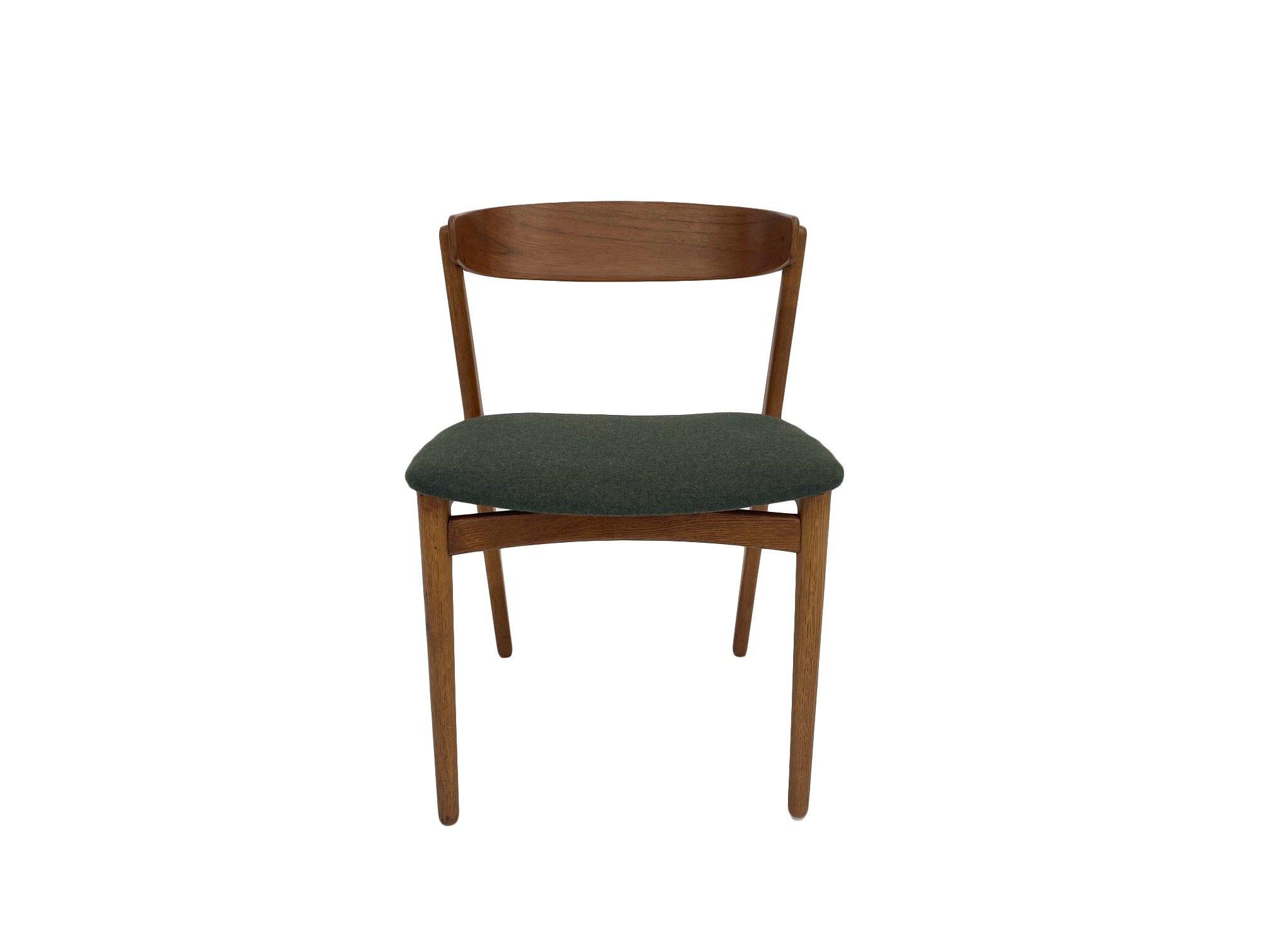 A rare Danish Model 206 oak and teak green wool desk chair by Farstrup, this would make a stylish addition to any living or work area.

The chair has a wide seat and sculptured backrest for enhanced comfort. A striking piece of classic