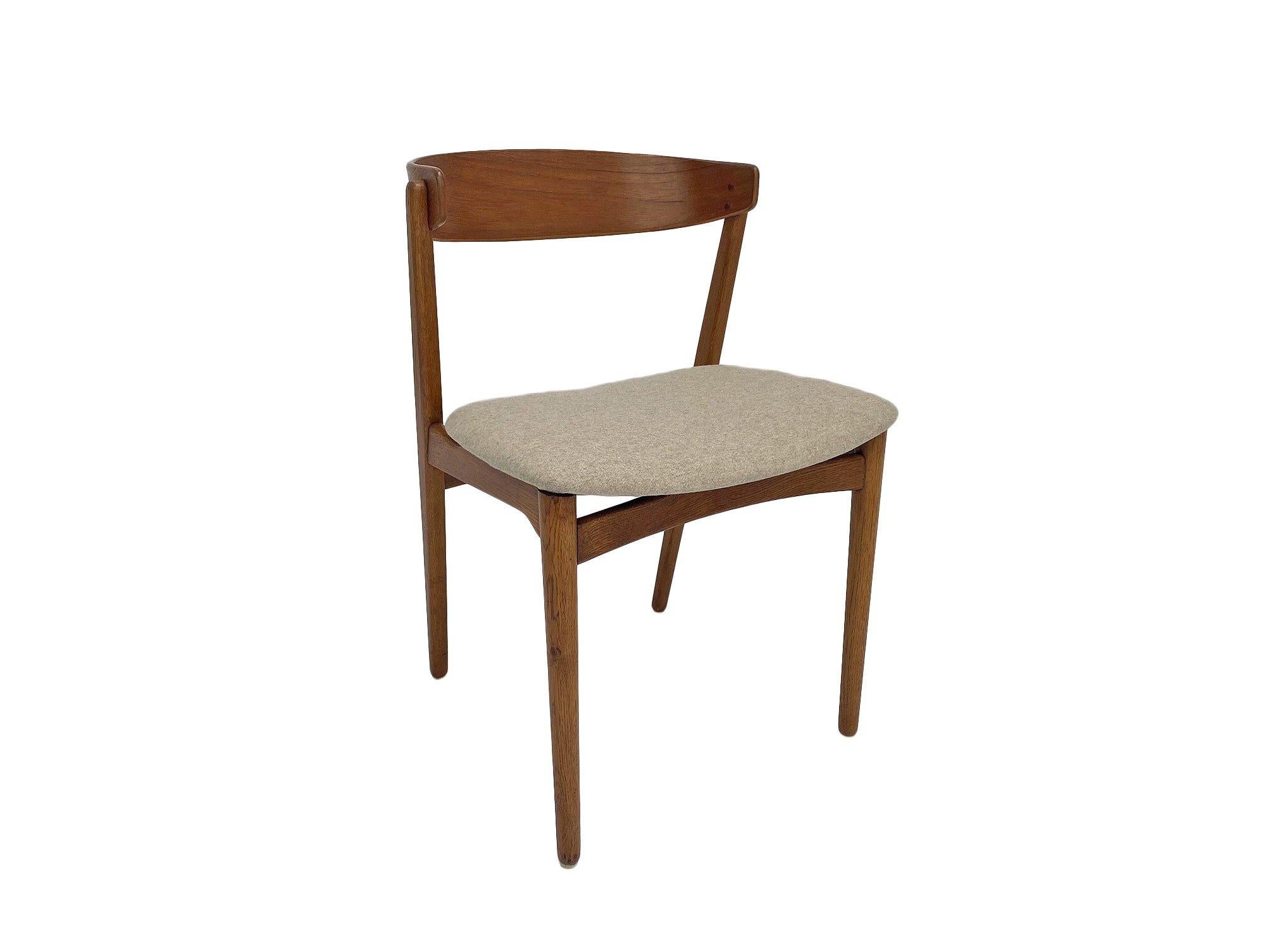 A rare Danish Model 206 oak and teak cream wool desk chair by Farstrup, this would make a stylish addition to any living or work area.

The chair has a wide seat and sculptured backrest for enhanced comfort. A striking piece of classic