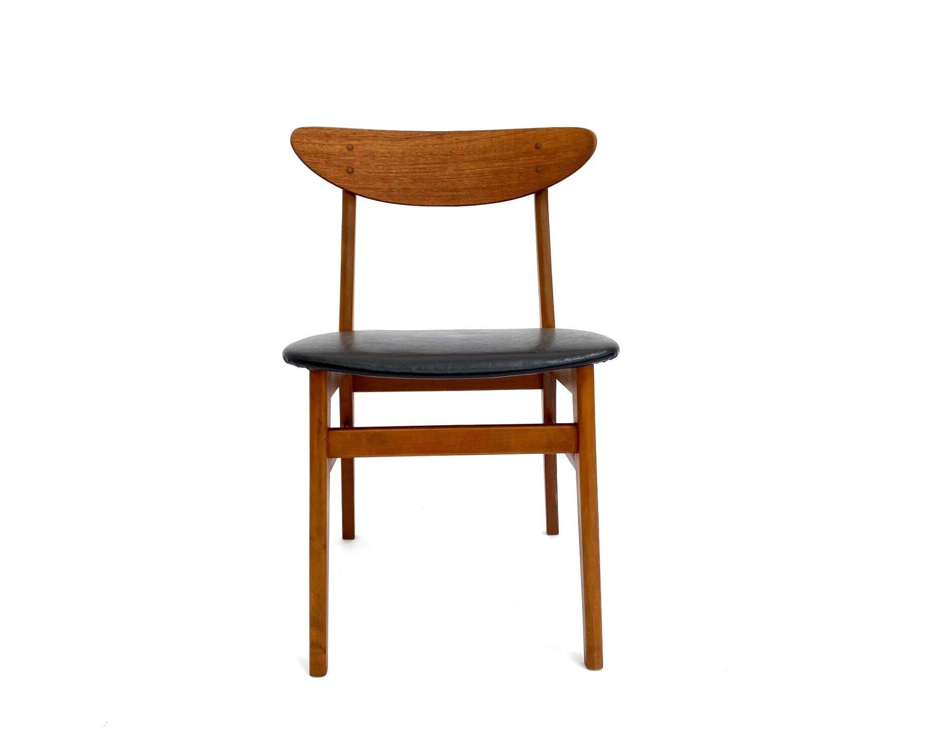 A beautiful set of 6 teak & beech black vinyl Model 210 dining chairs by Farstrup, these would make a stylish addition to any dining area.

The chairs have wide seat pads and sculptured timber backrests for enhanced comfort. A striking piece of