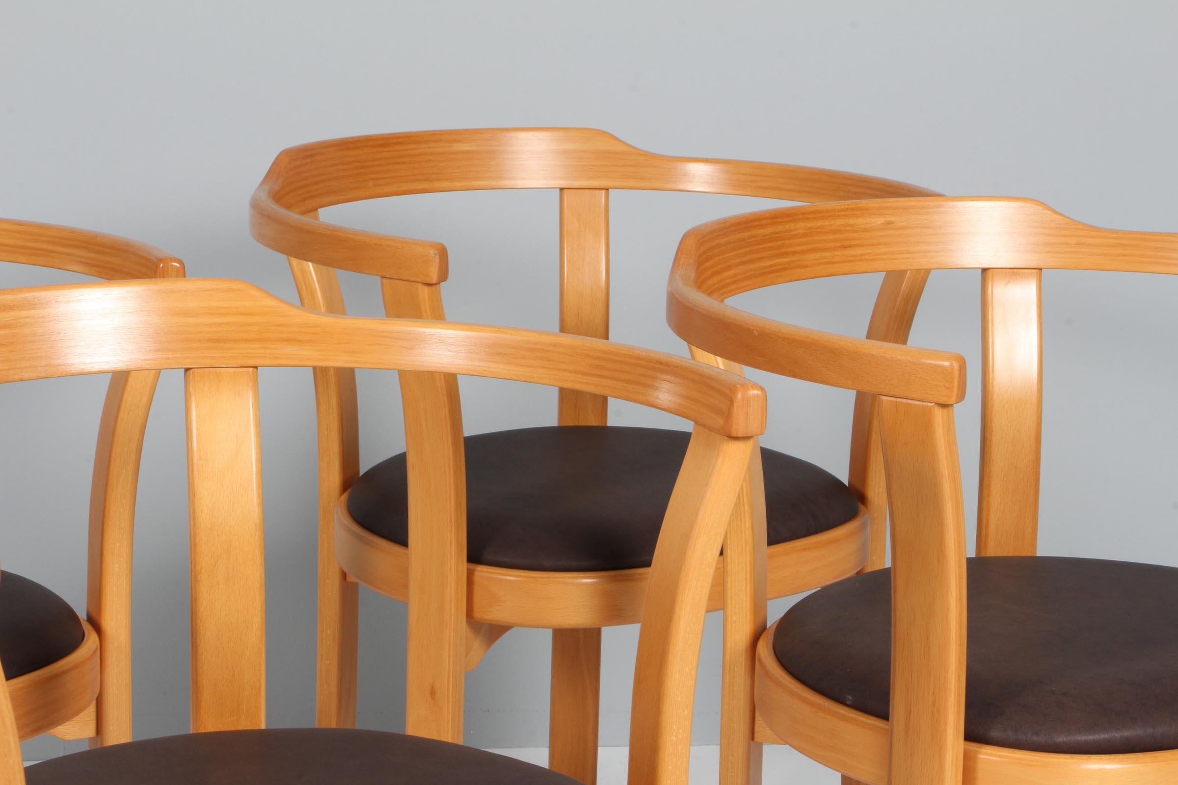 Scandinave moderne Ensemble de quatre fauteuils/chaises de salle à manger Farstrup en hêtre et cuir en vente