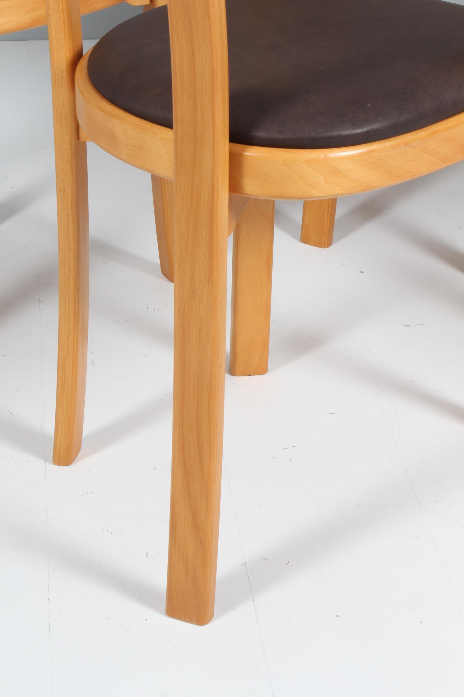 Danois Ensemble de quatre fauteuils/chaises de salle à manger Farstrup en hêtre et cuir en vente