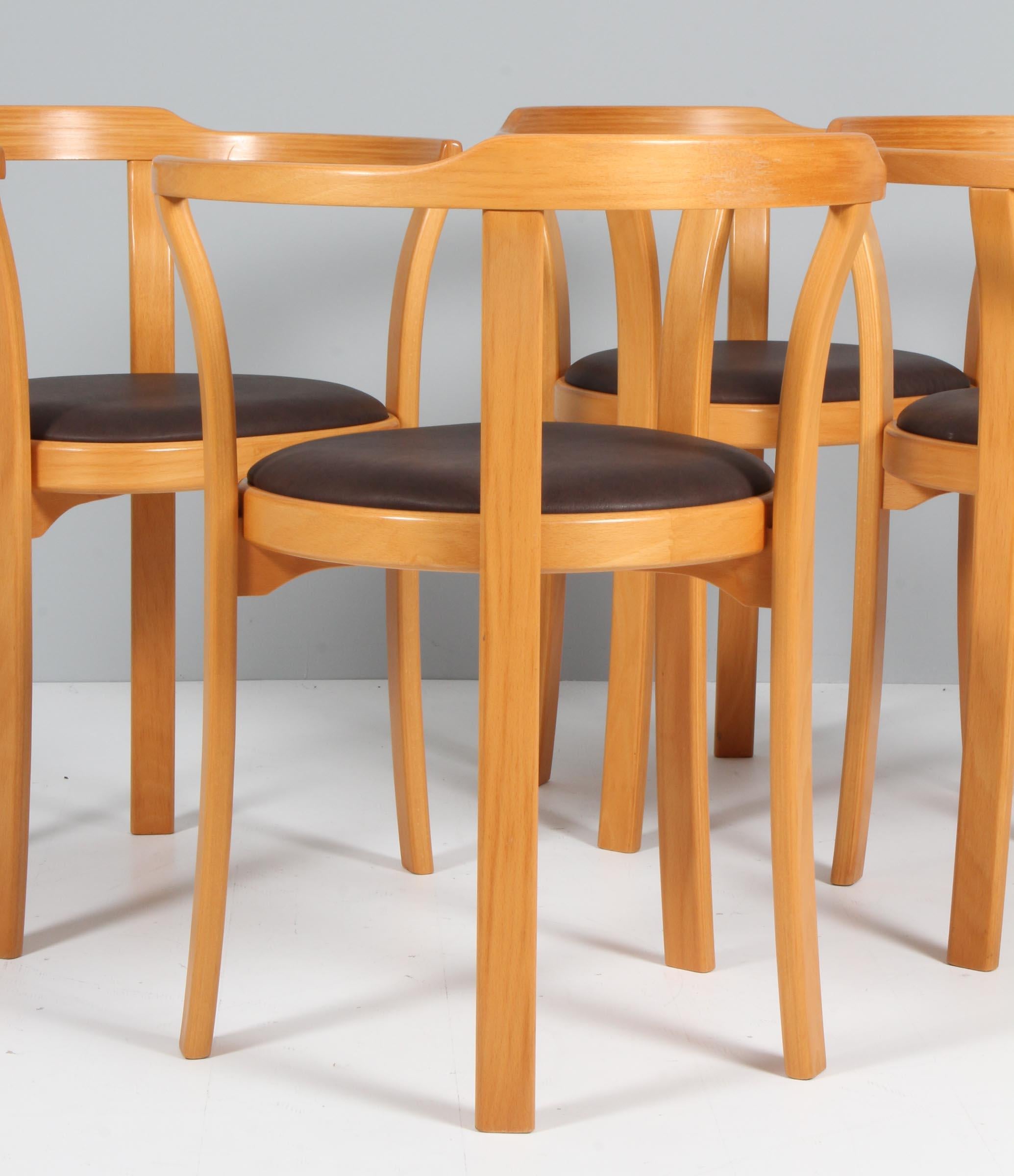 Milieu du XXe siècle Ensemble de quatre fauteuils/chaises de salle à manger Farstrup en hêtre et cuir en vente