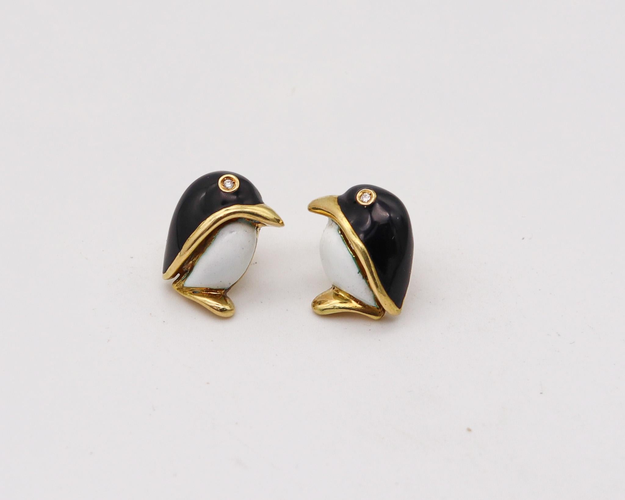 Enameled pinguins studs-earrings designed by Fasano.

Very cute and youthful pair of earrings in the shape of standing pinguins. They were crafted in Italy by the jewelry designer Fasano in solid yellow gold of 18 karats with high polished finish.