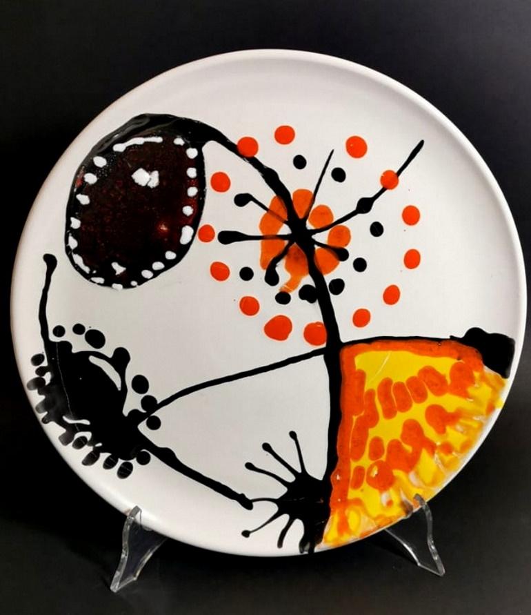 Particular and unique ceramic plate with abstract multicolor design; this exclusive plate is the work of the company Nicola Fasano made in 1999 from the previous ancient family companies; Nicola (1923-2009) entrepreneur-ceramist was manager since