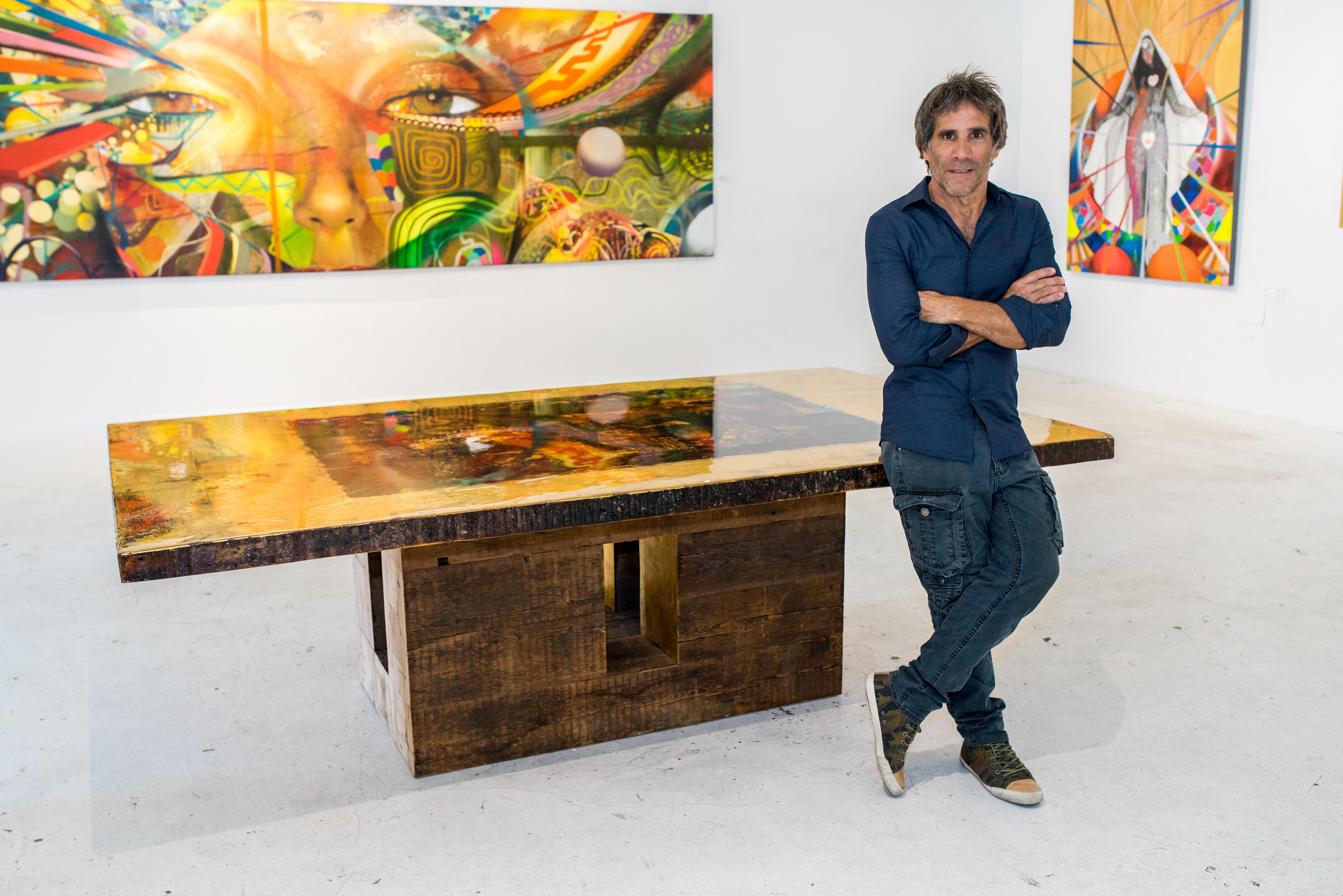 Doré Table de salle à manger Fascinasia, fabriquée à la main par Rafael Calvo à partir de bois de récupération en vente