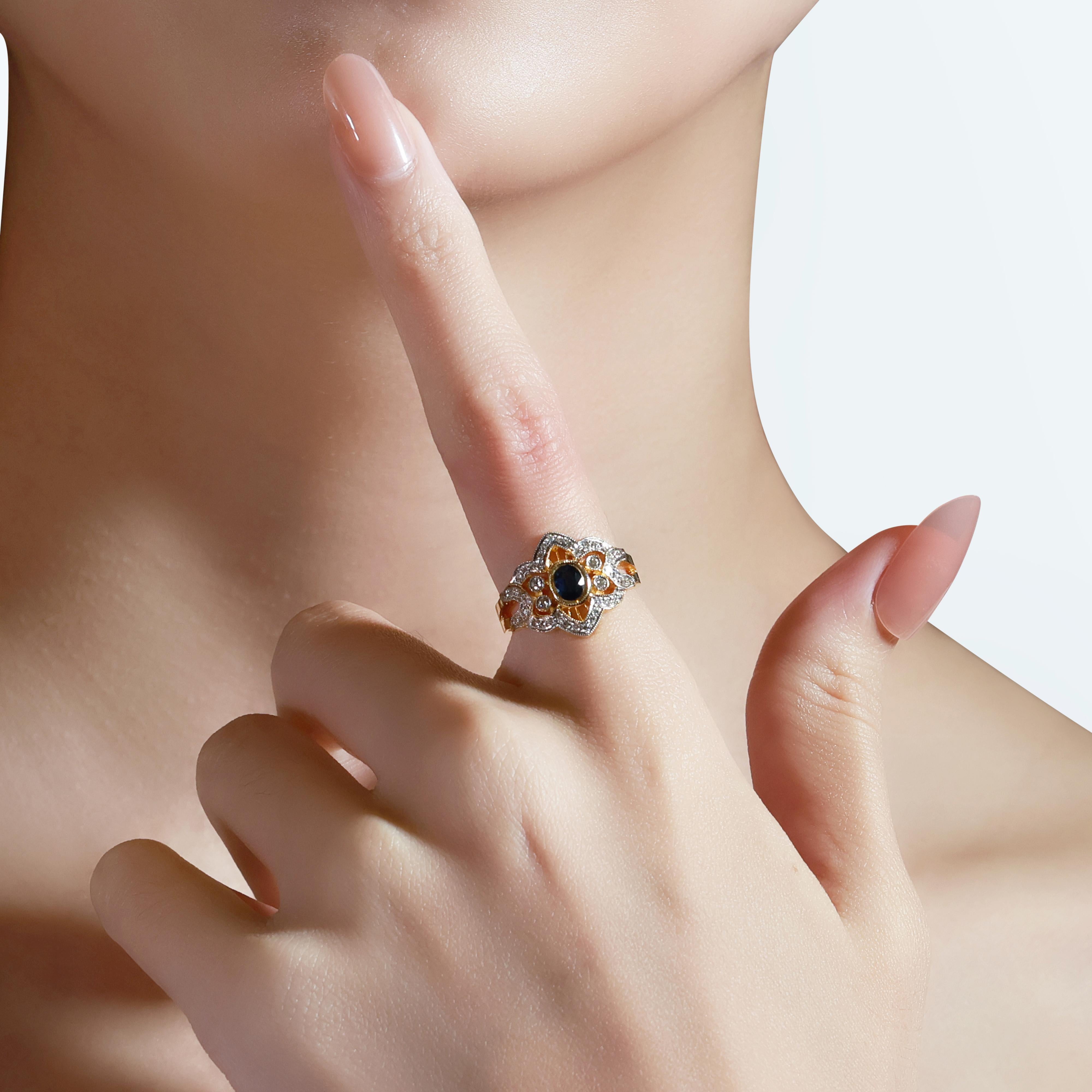 Laissez-vous séduire par l'élégance intemporelle de cette bague en or jaune 18 carats, dont la pièce maîtresse est un saphir bleu ovale de 0,2 carat. 46 diamants ronds de taille brillant, d'une valeur totale de 0,23 ct, d'une couleur H et d'une
