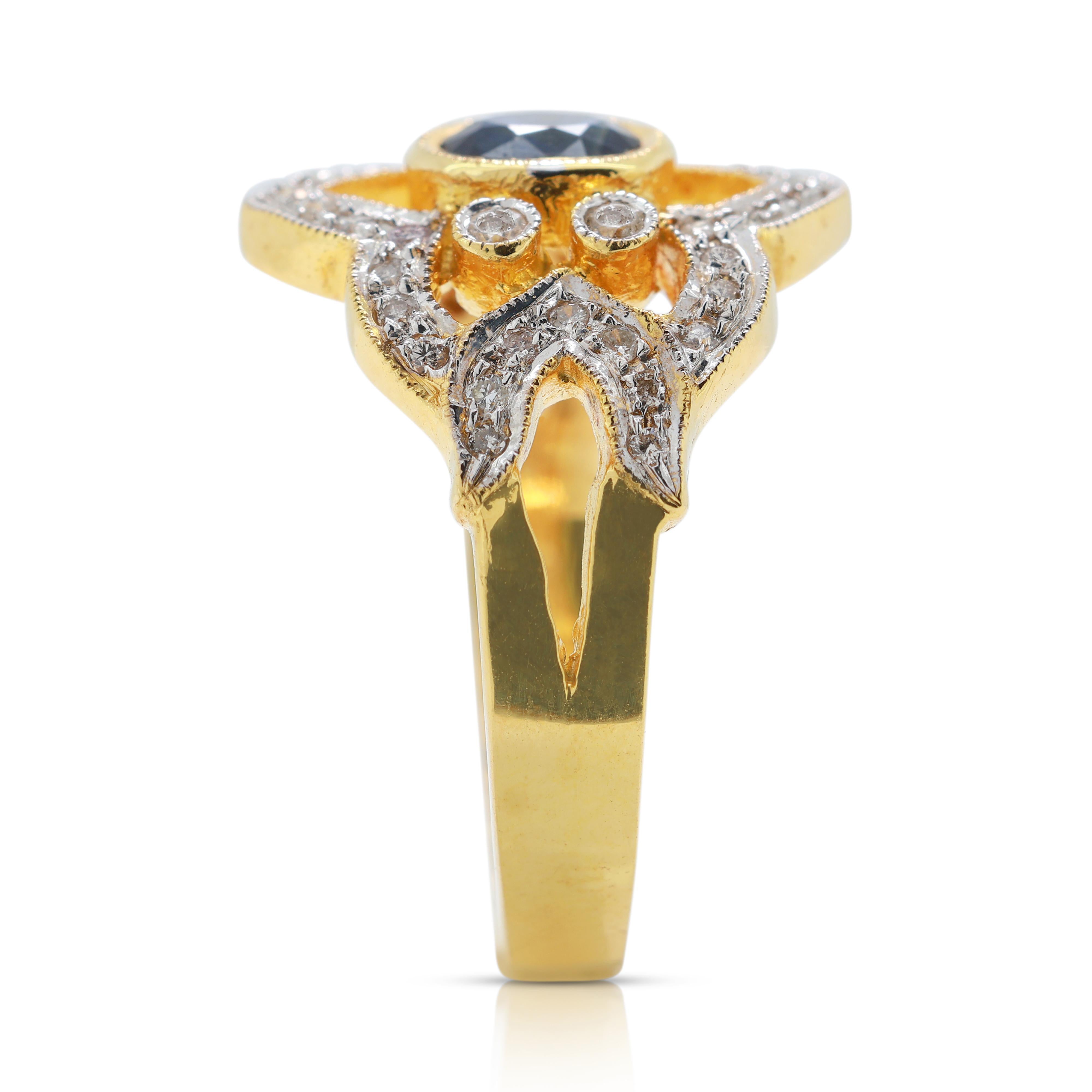 Fascinante bague en or jaune 18 carats avec saphir bleu de 0,43 carat et diamants Neuf - En vente à רמת גן, IL