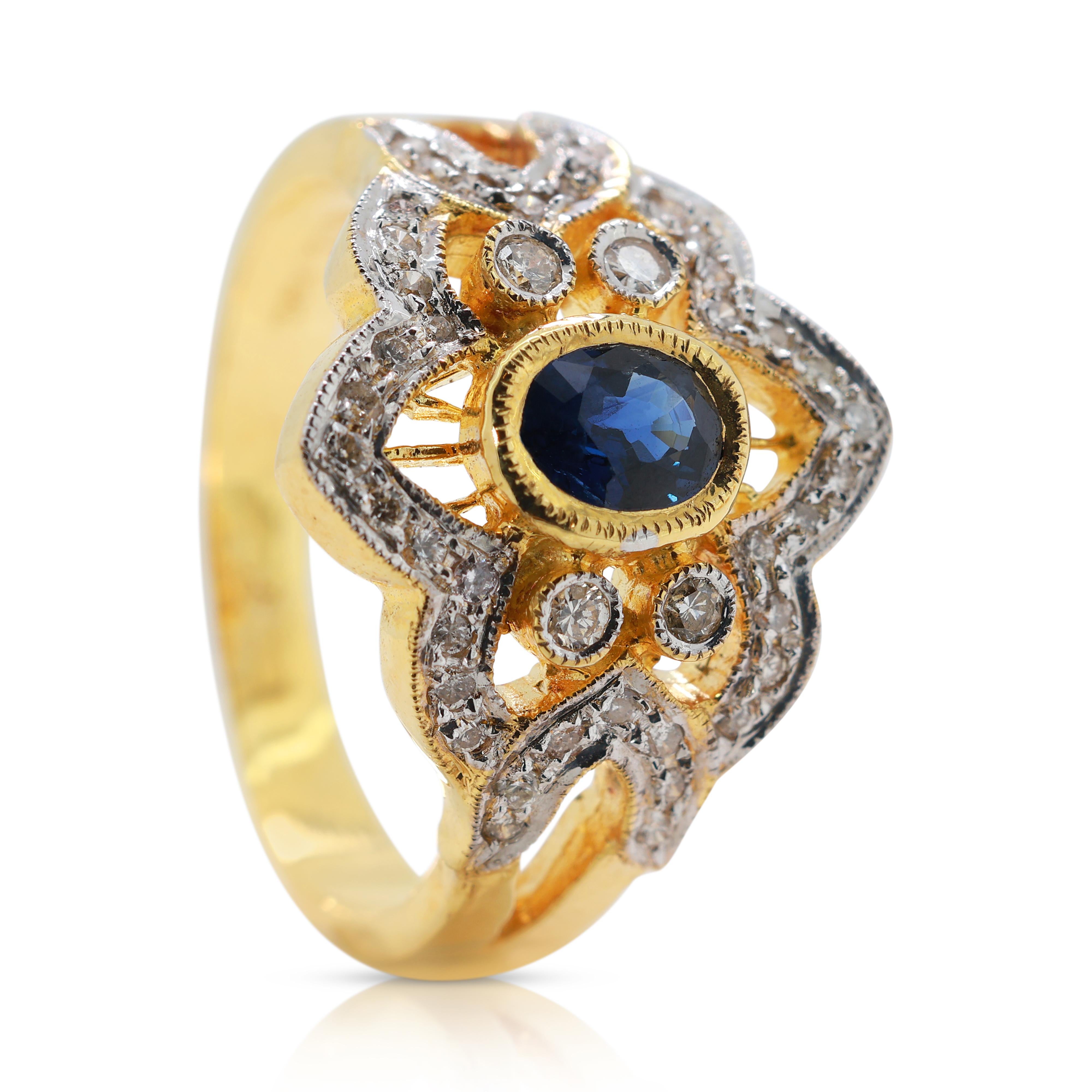 Fascinante bague en or jaune 18 carats avec saphir bleu de 0,43 carat et diamants Pour femmes en vente