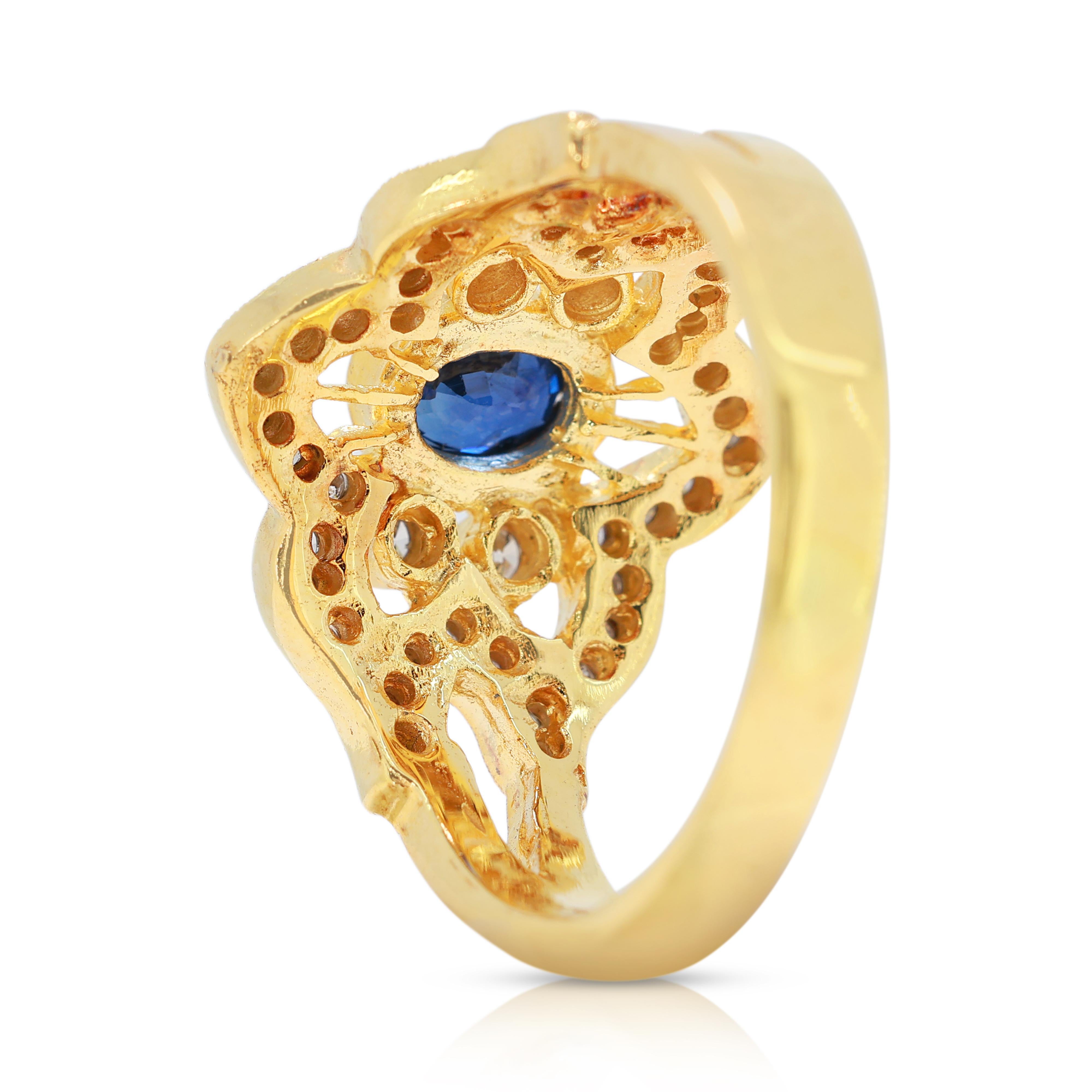 Fascinante bague en or jaune 18 carats avec saphir bleu de 0,43 carat et diamants en vente 1