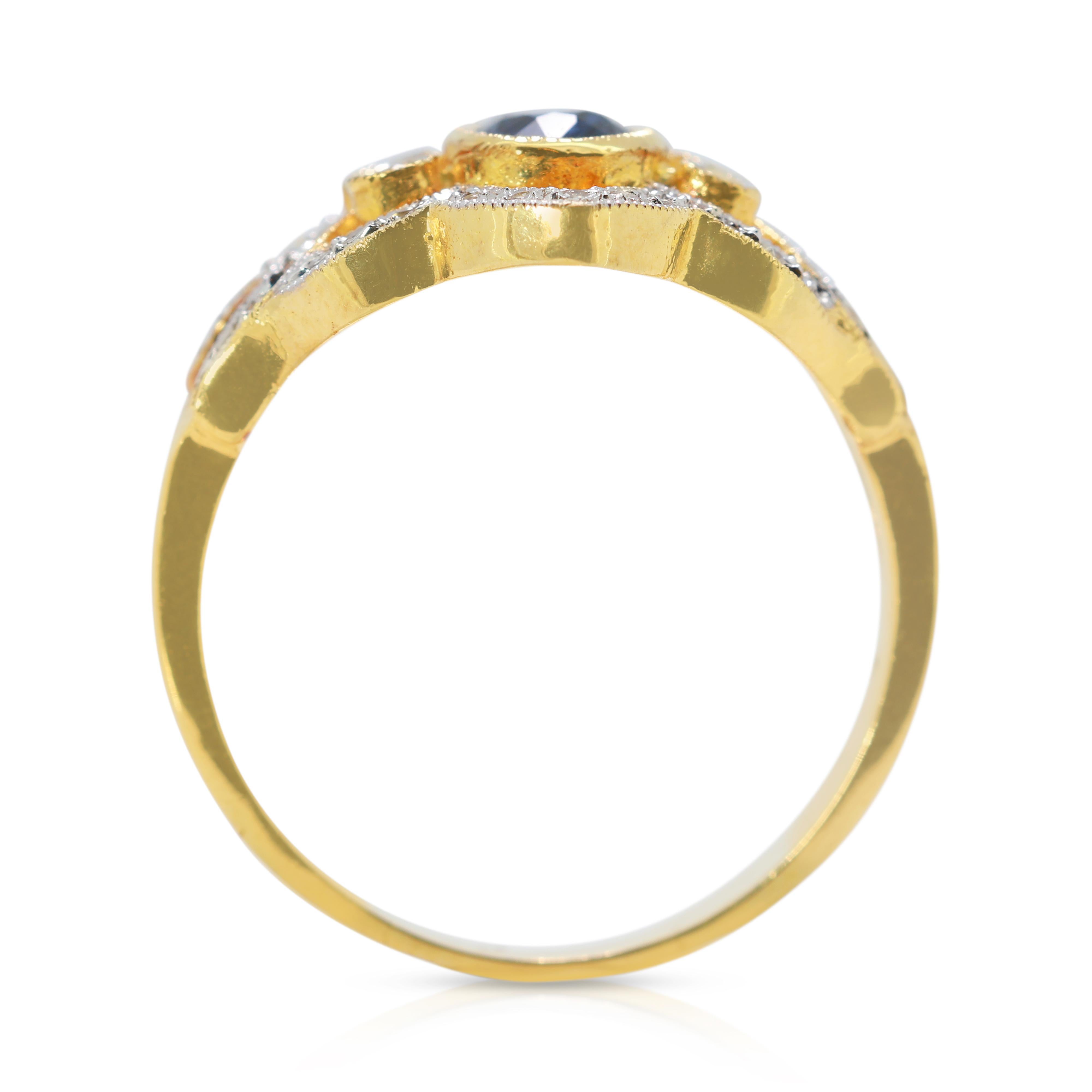 Fascinante bague en or jaune 18 carats avec saphir bleu de 0,43 carat et diamants en vente 2