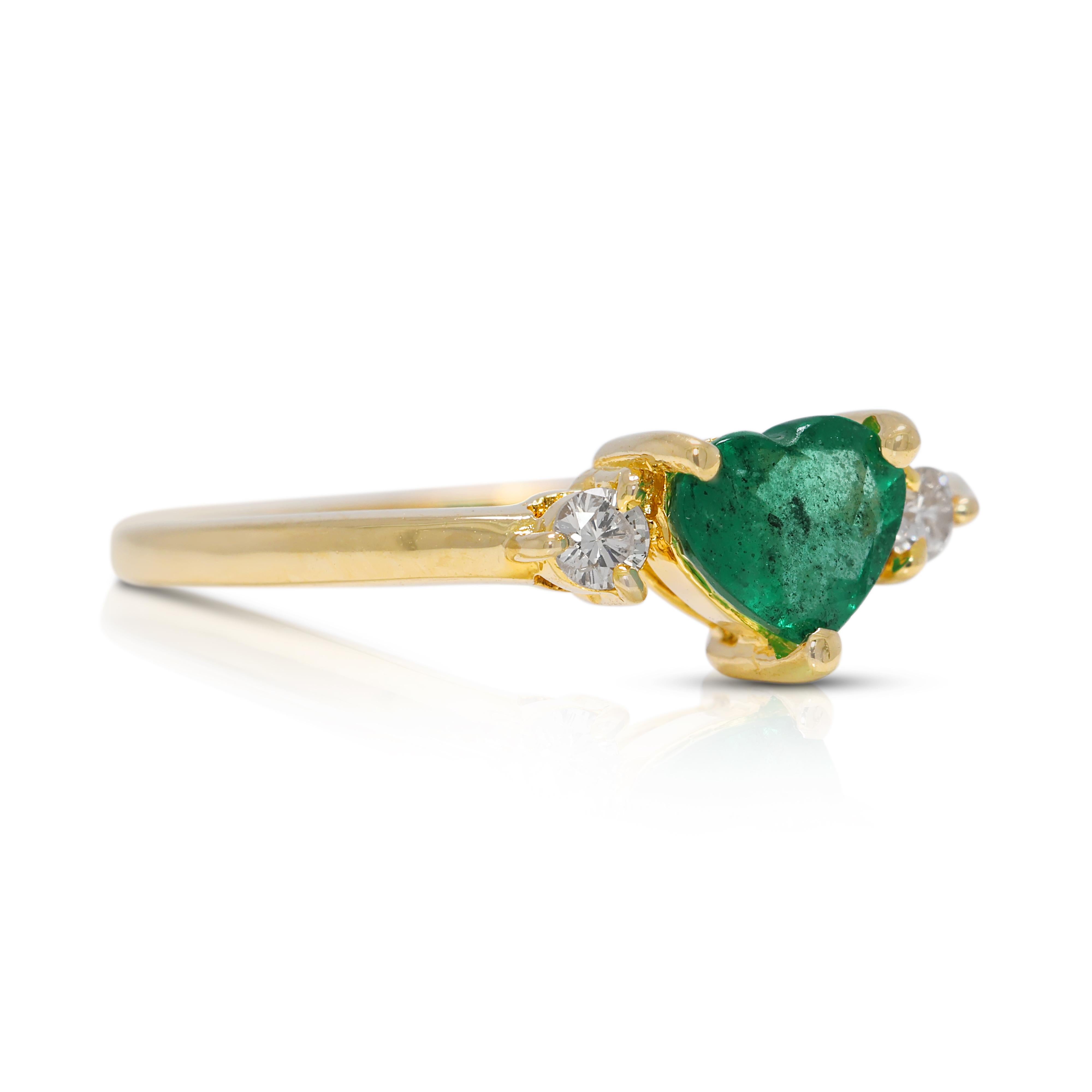 Fascinating 0.46ct Emerald & Natural Diamond Ring in 18K Yellow Gold In Excellent Condition For Sale In רמת גן, IL
