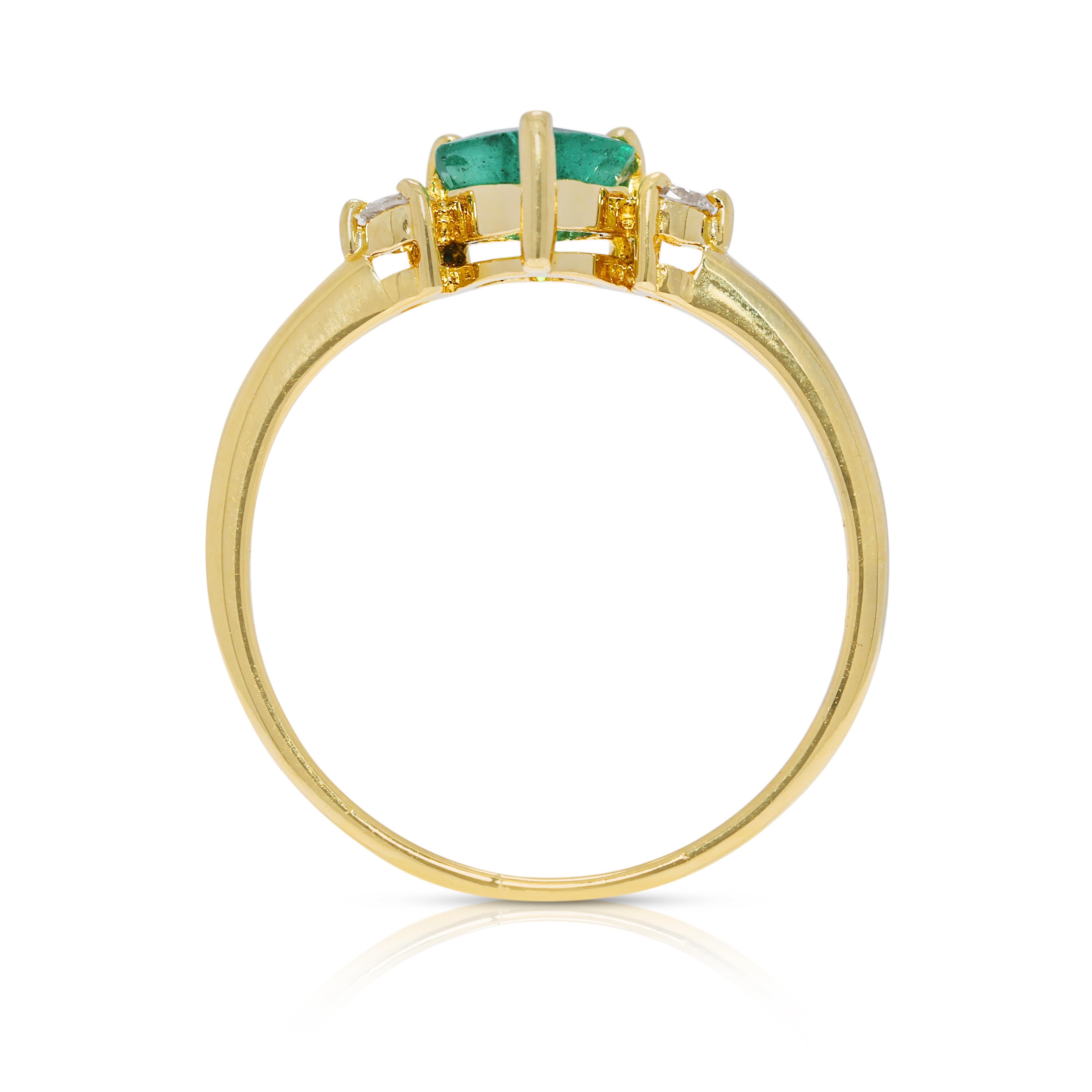 Fascinating 0.46ct Emerald & Natural Diamond Ring in 18K Yellow Gold For Sale 2
