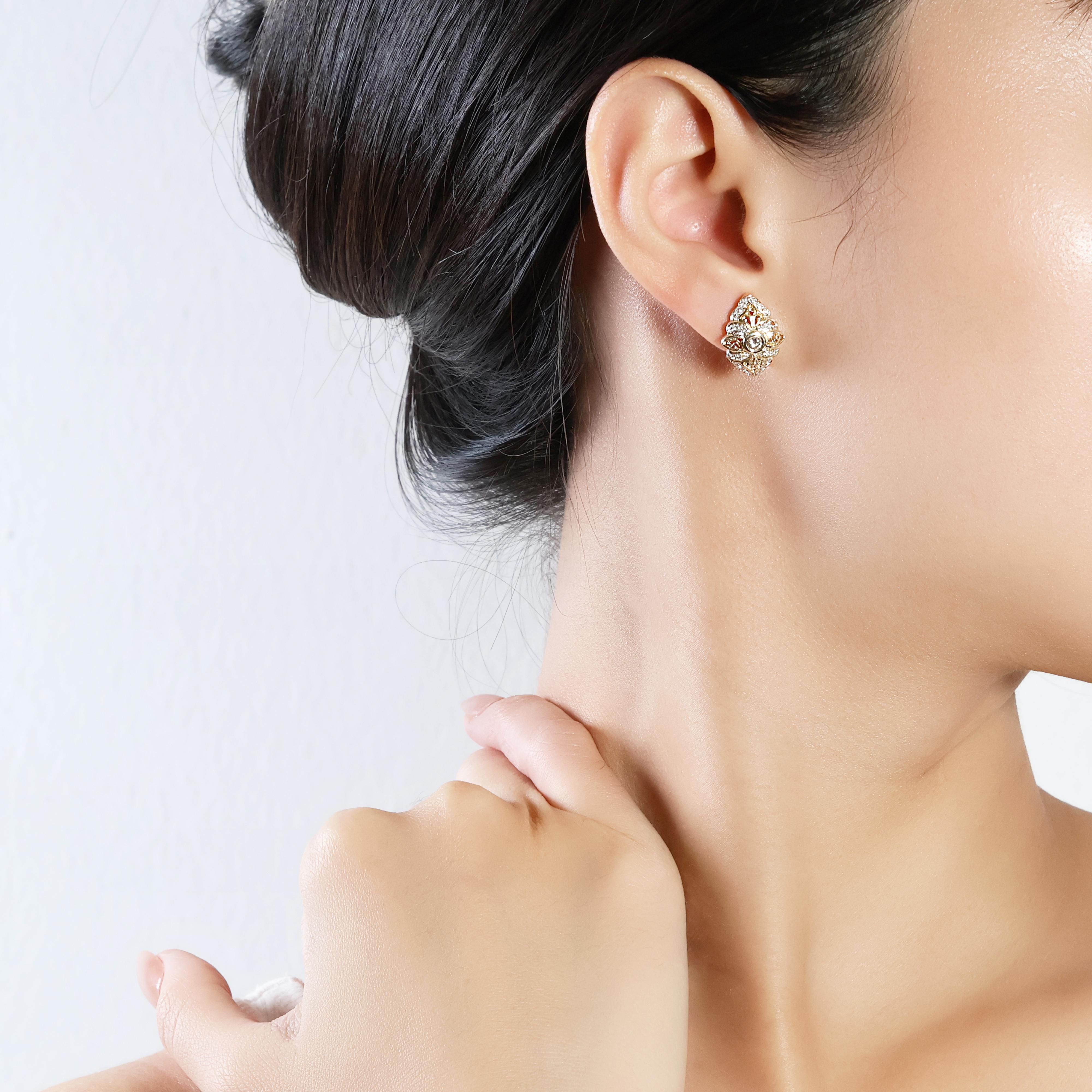 Boucles d'oreilles fascinantes en or jaune 18 carats et diamants naturels de 0,72 carat en vente 3
