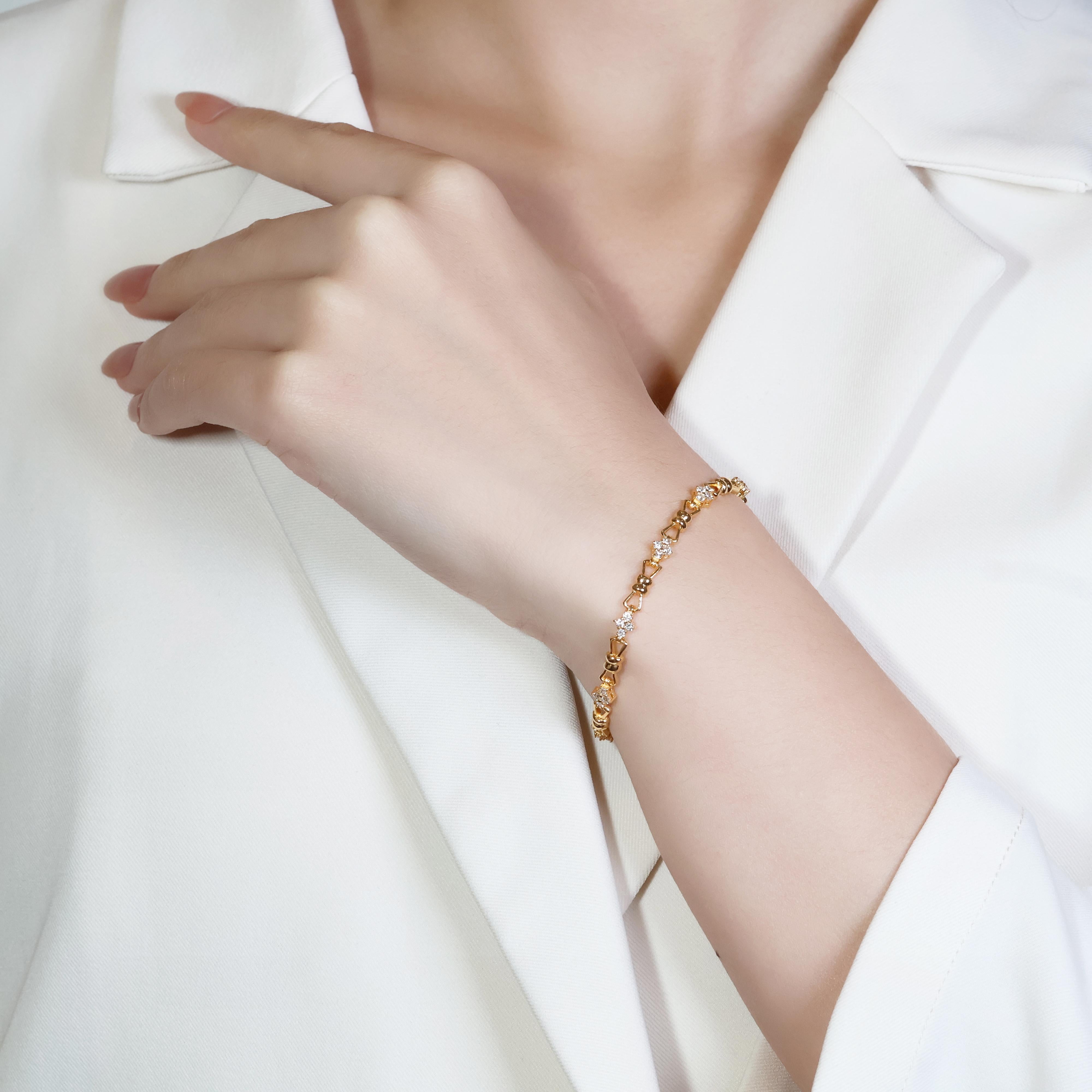 Faites une déclaration luxueuse avec ce superbe bracelet en or jaune 20k, orné de 36 diamants ronds brillants étincelants.  Ces pierres captivantes ont un poids total d'environ 0,72 carat et sont classées J et SI.  Ce bracelet méticuleusement