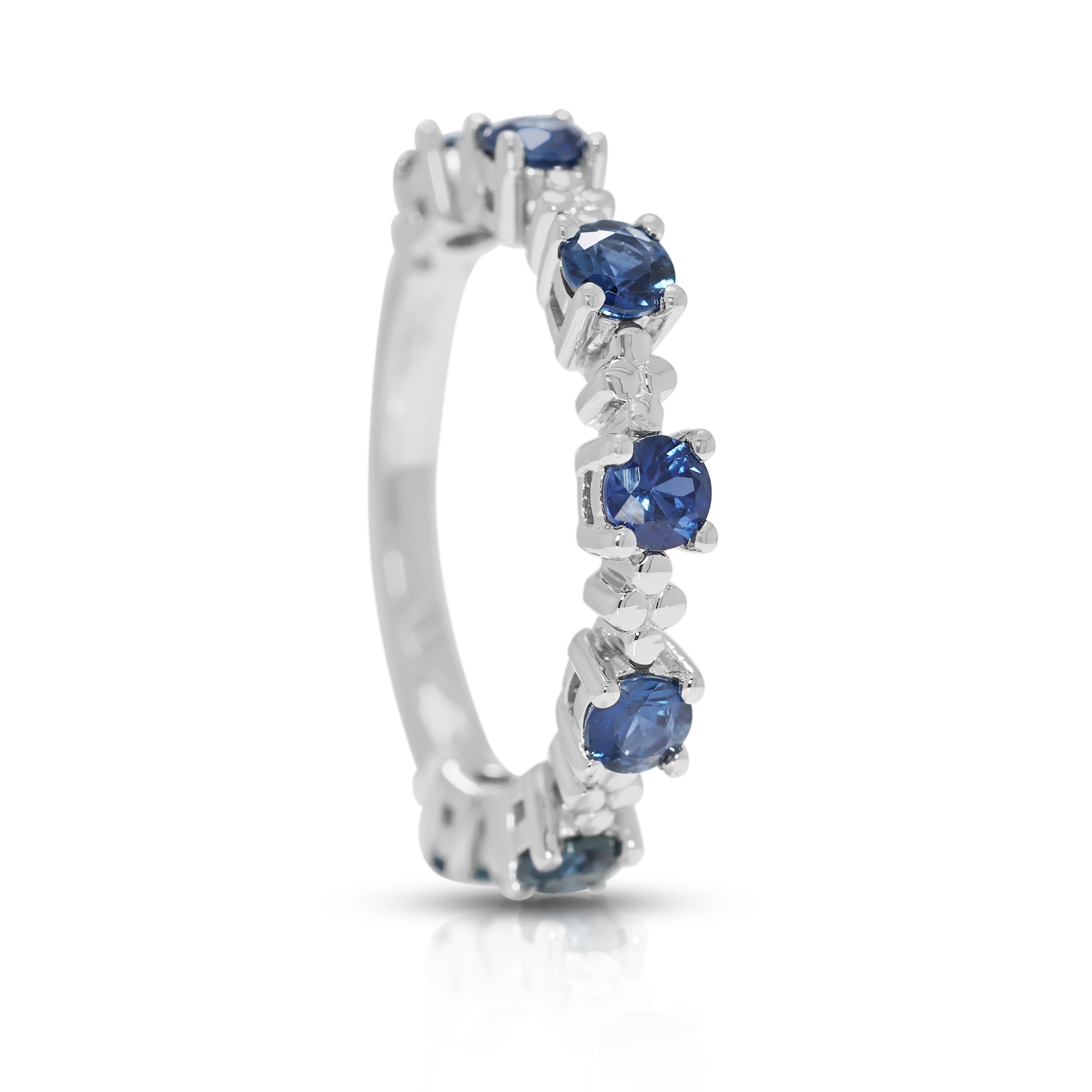 Fascinating 0.7ct Round Brilliant Sapphire Ring in 18K White Gold For Sale 1