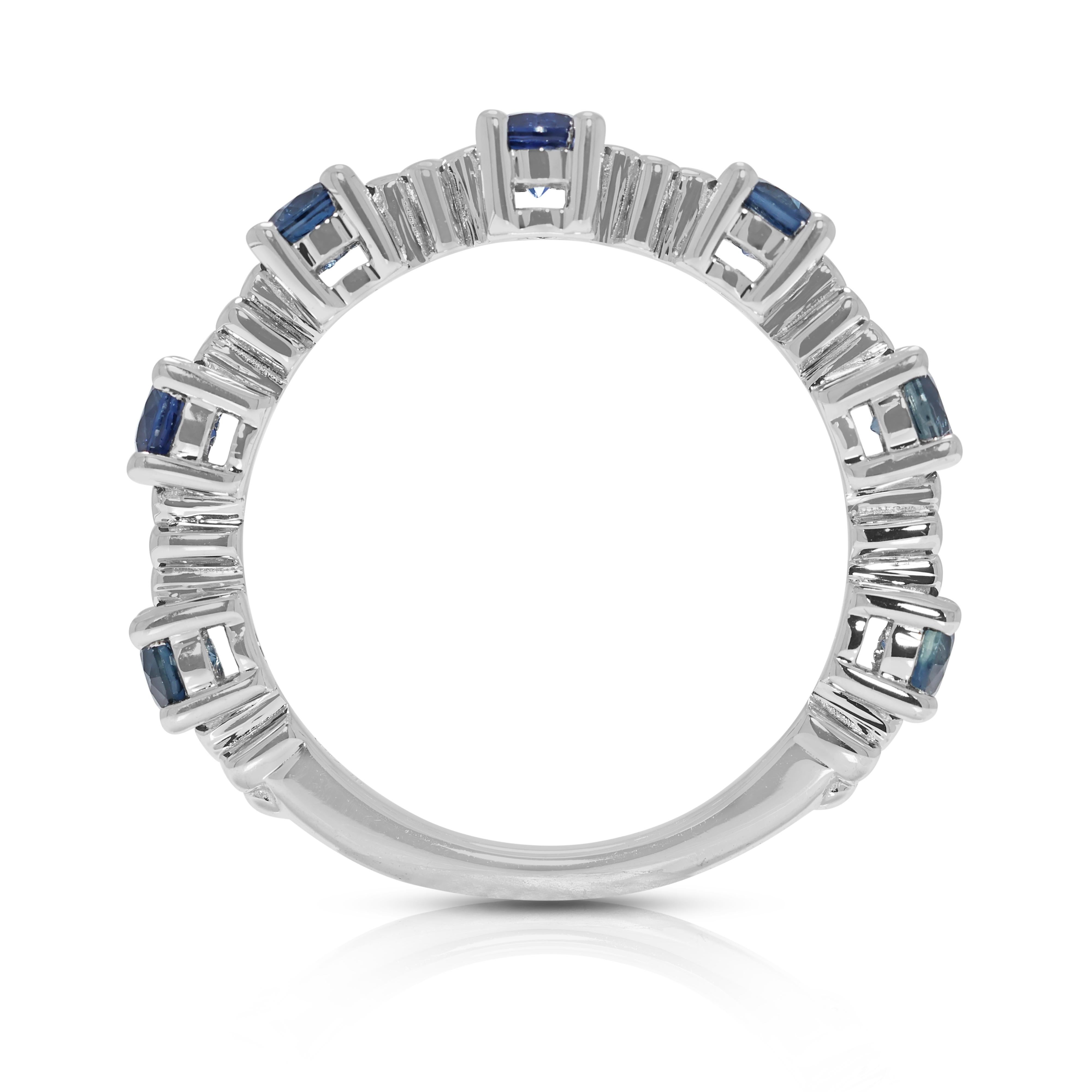 Fascinating 0.7ct Round Brilliant Sapphire Ring in 18K White Gold For Sale 2