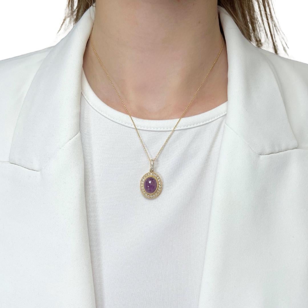 Fascinant collier de 11.14ct rubis et diamants avec pendentif en or jaune 18k - IGI Certified

Ce collier exquis en or jaune 18 carats est orné d'un rubis captivant de 10,12 carats de forme ovale, dont la riche teinte rouge violacée exsude